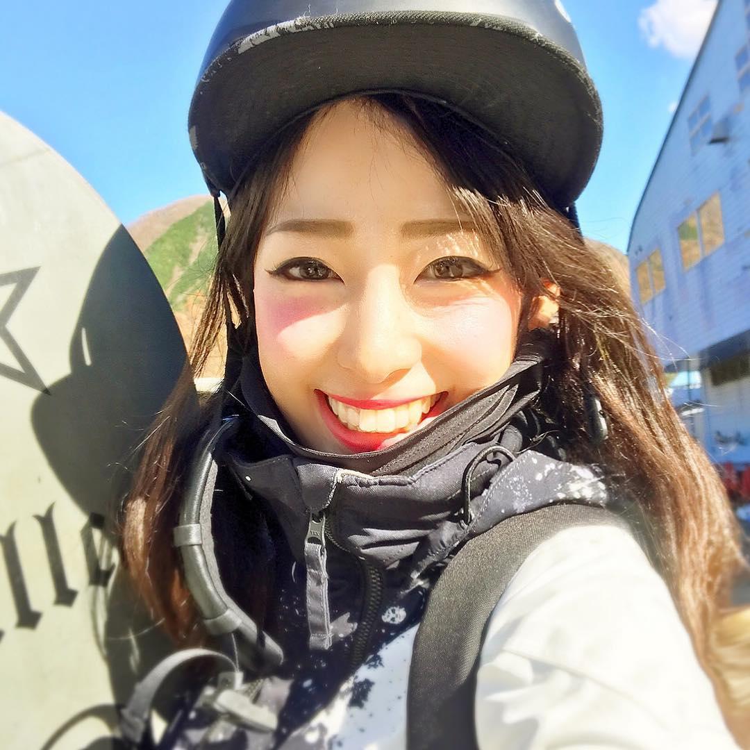 上山又下海！运动正妹りほ紧身衣好迷人
