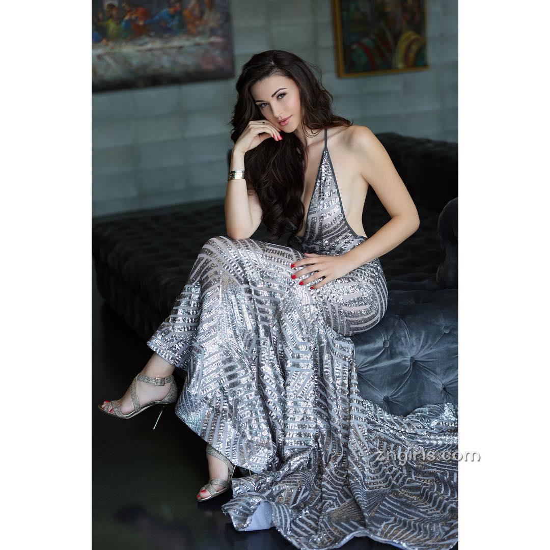 塞尔维亚模特Jenna Jenovich，巨型沙漏身材太过抢眼