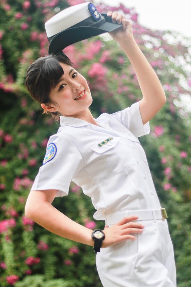 高雄左营「最正海军」！海边穿比基尼大秀白皙好身材！