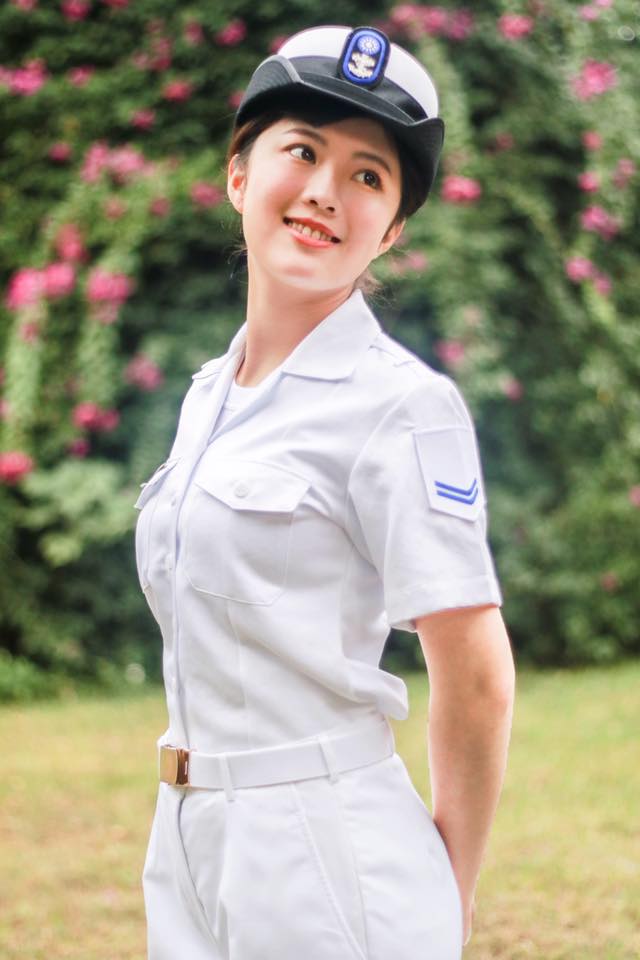 高雄左营「最正海军」！海边穿比基尼大秀白皙好身材！
