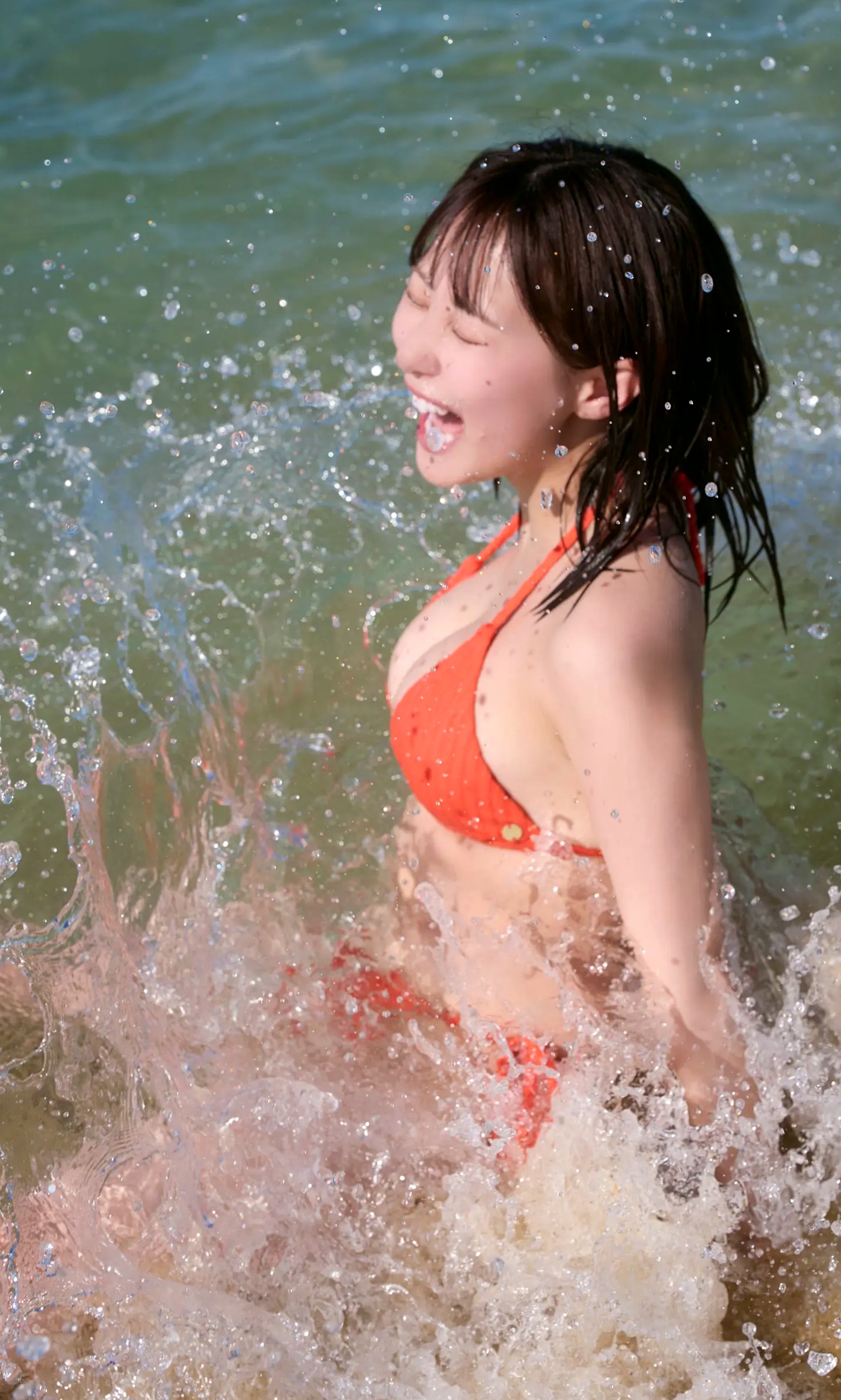 《田中美久 - もっと、ぜんぶ、ほんと》异国街拍优雅长裙与泳池性感写真