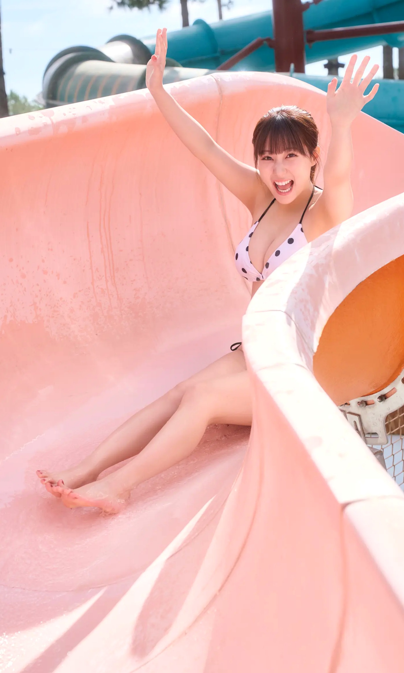 《田中美久 - もっと、ぜんぶ、ほんと》异国街拍优雅长裙与泳池性感写真