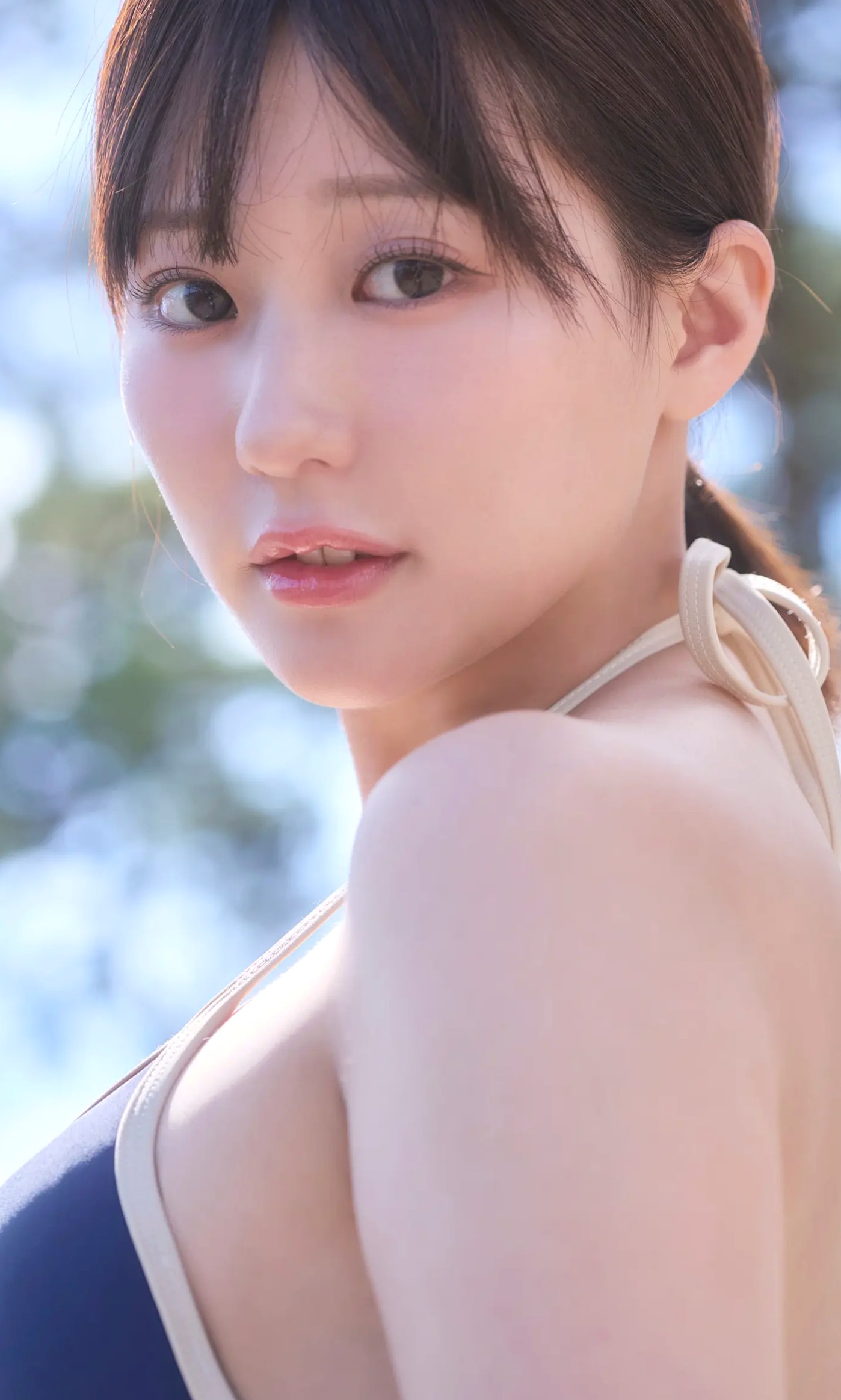 《田中美久 - もっと、ぜんぶ、ほんと》异国街拍优雅长裙与泳池性感写真