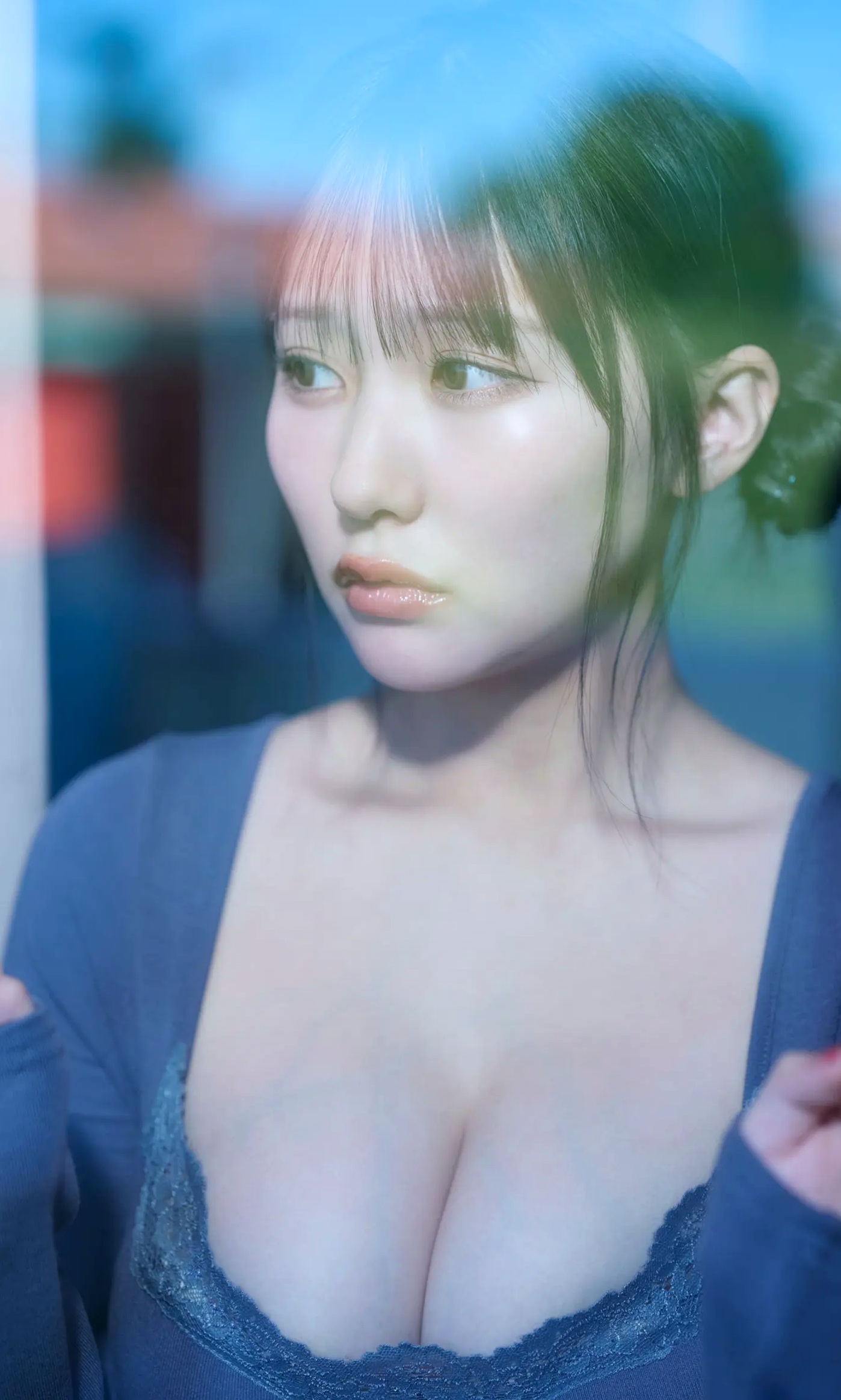 《田中美久 - もっと、ぜんぶ、ほんと》异国街拍优雅长裙与泳池性感写真