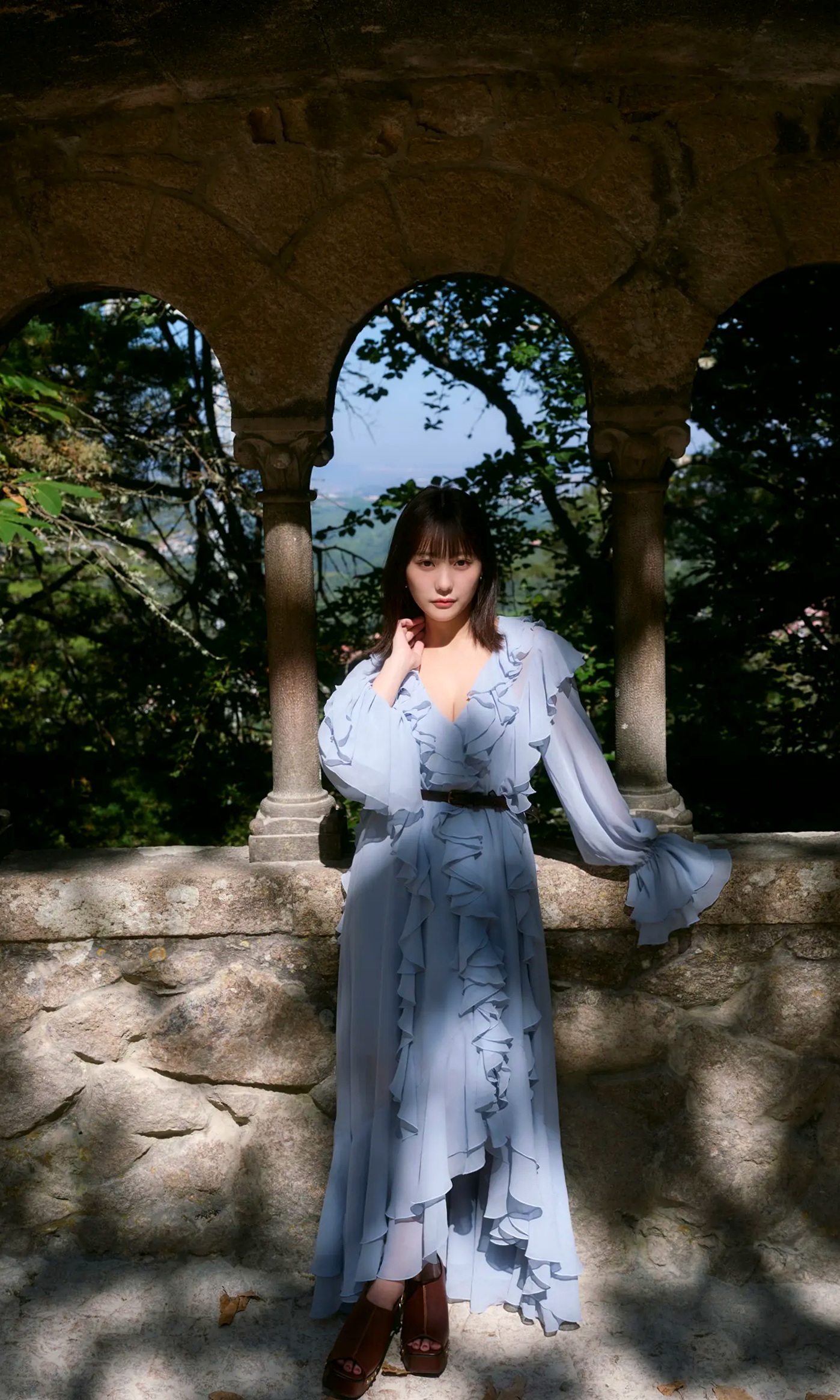 《田中美久 - もっと、ぜんぶ、ほんと》异国街拍优雅长裙与泳池性感写真