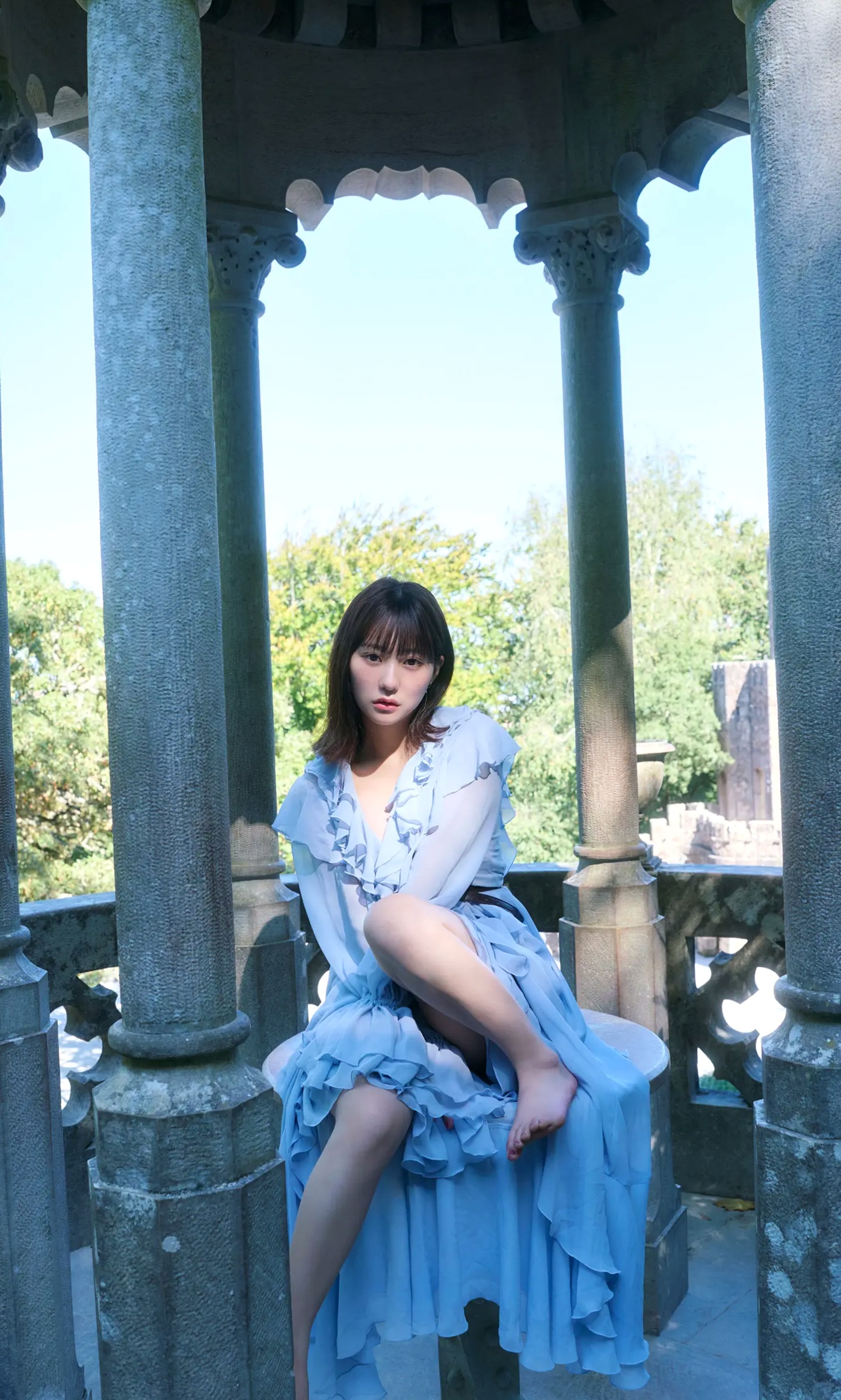 《田中美久 - もっと、ぜんぶ、ほんと》异国街拍优雅长裙与泳池性感写真