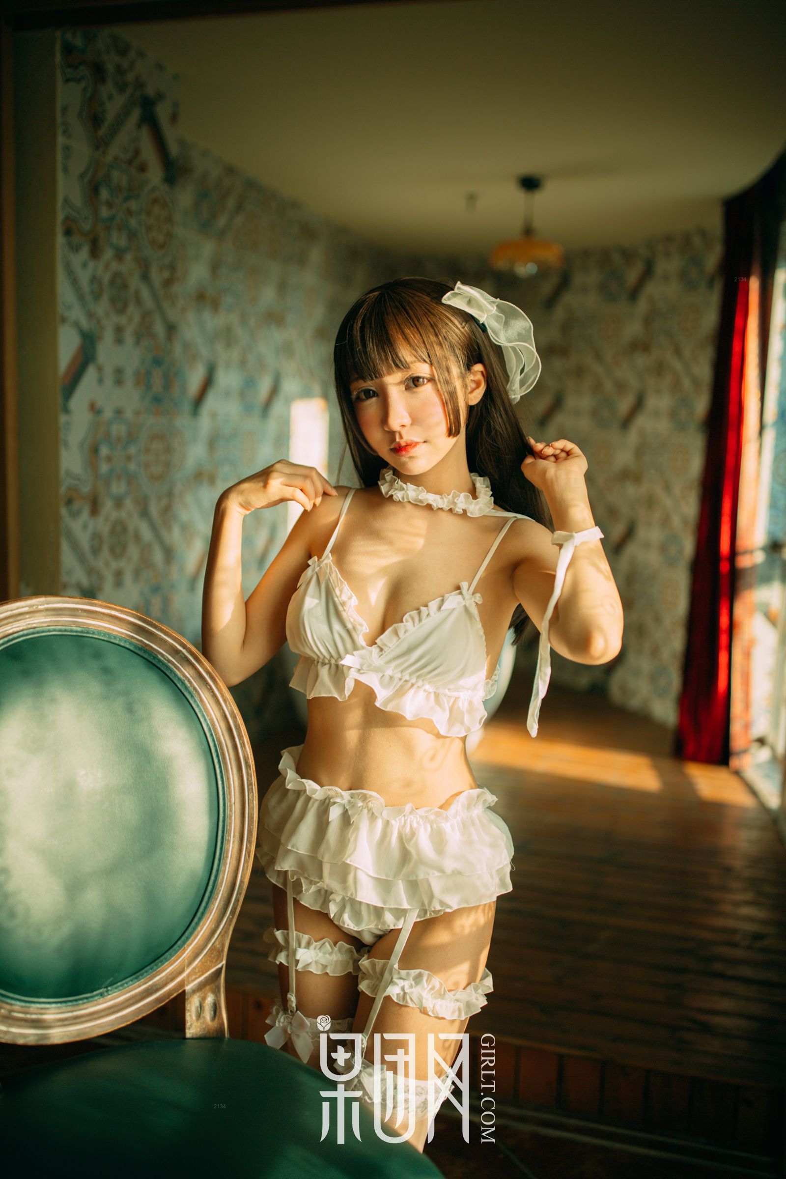 白丝男人斩！萝莉真空上阵化身调皮小女仆
