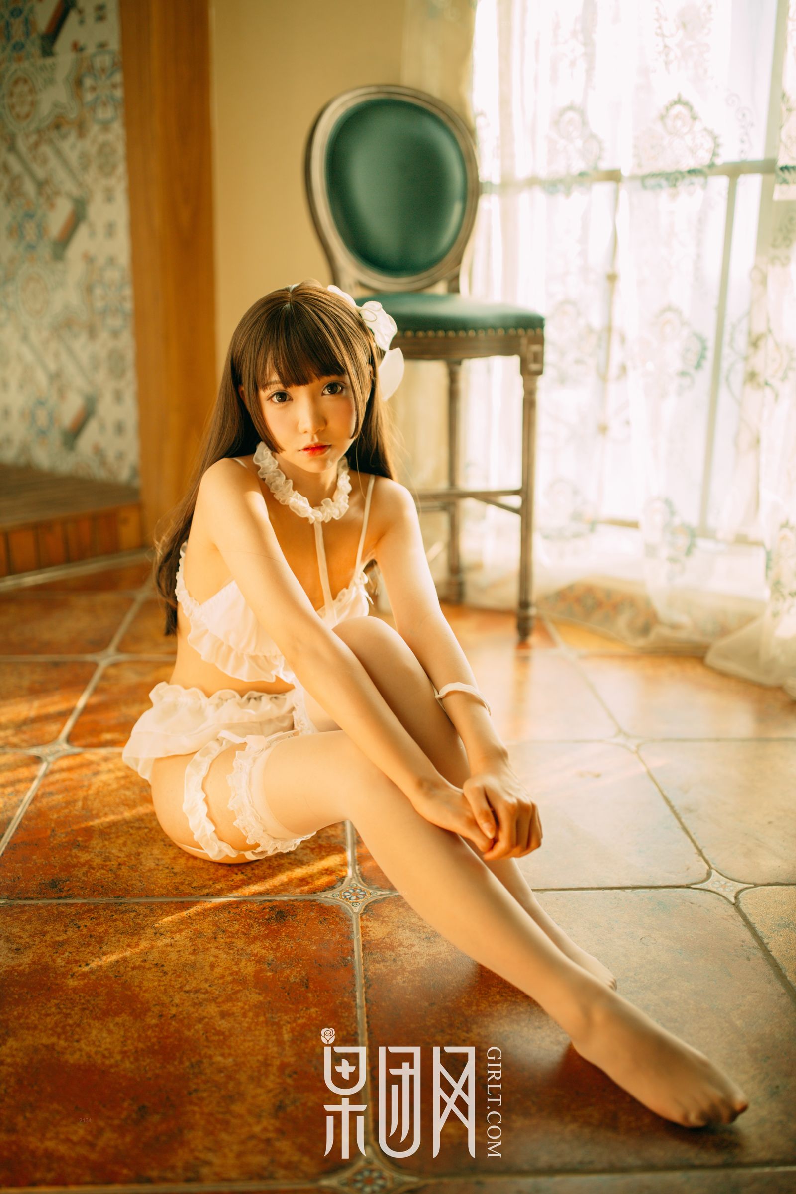 白丝男人斩！萝莉真空上阵化身调皮小女仆