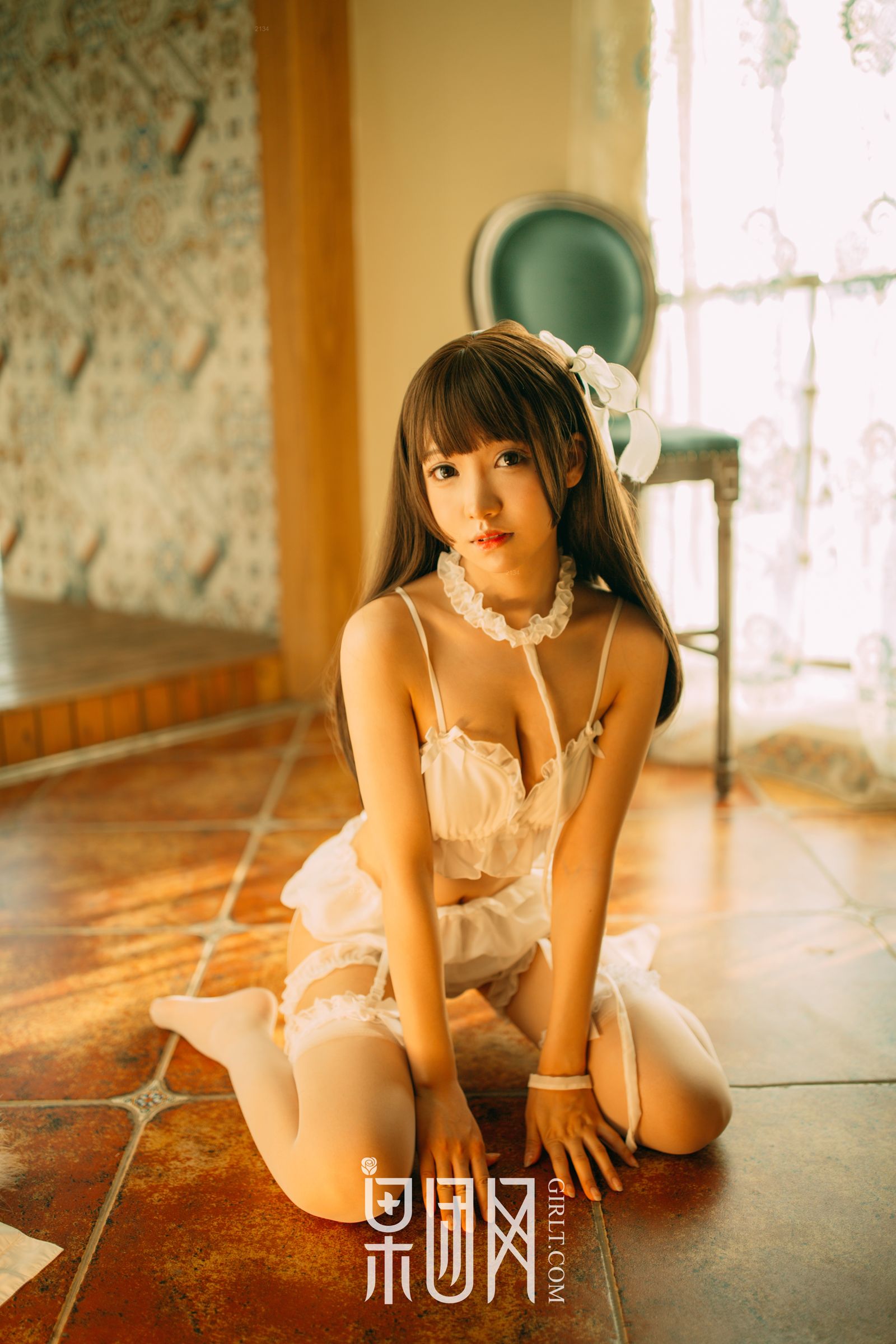 白丝男人斩！萝莉真空上阵化身调皮小女仆
