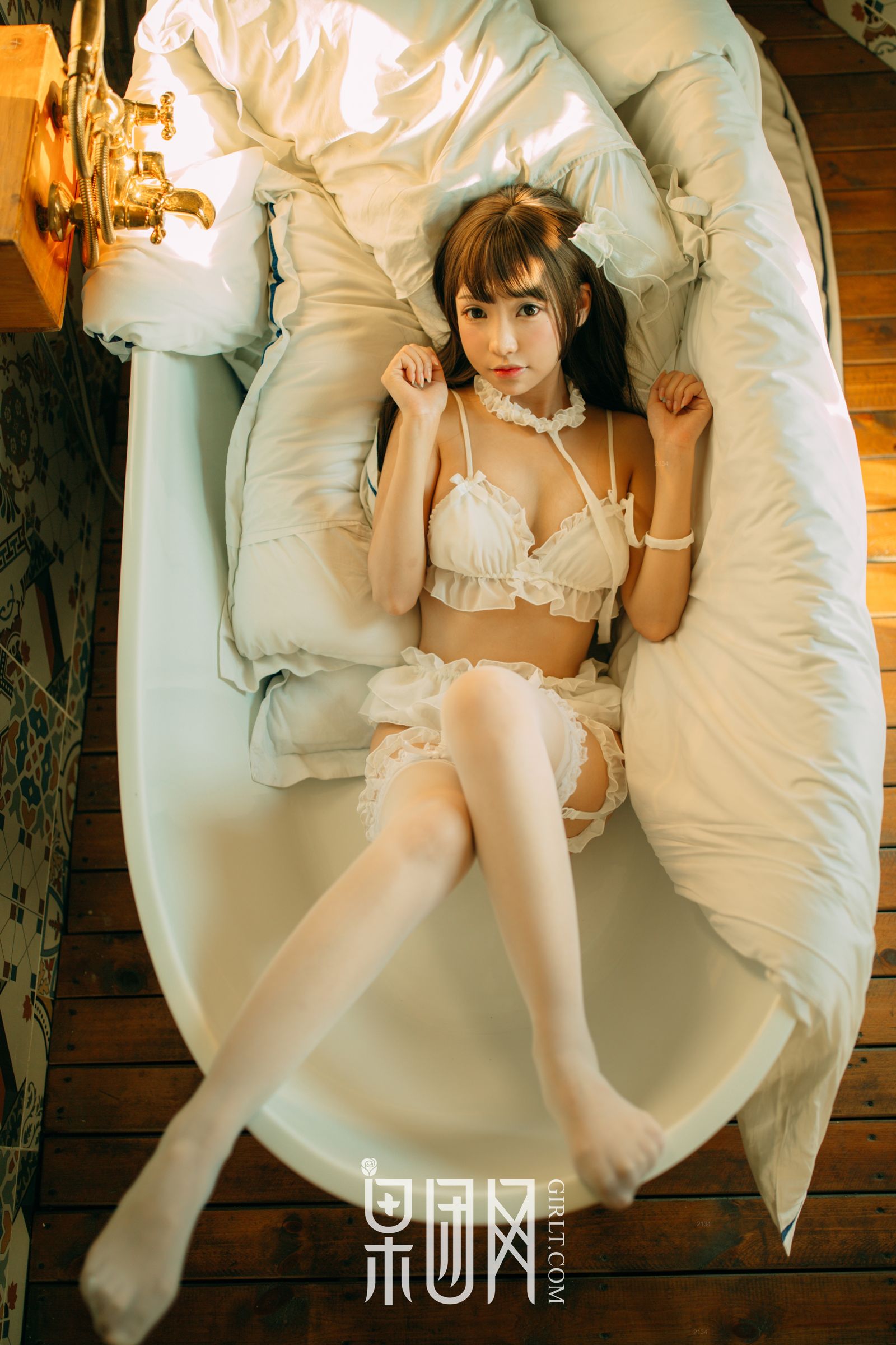 白丝男人斩！萝莉真空上阵化身调皮小女仆