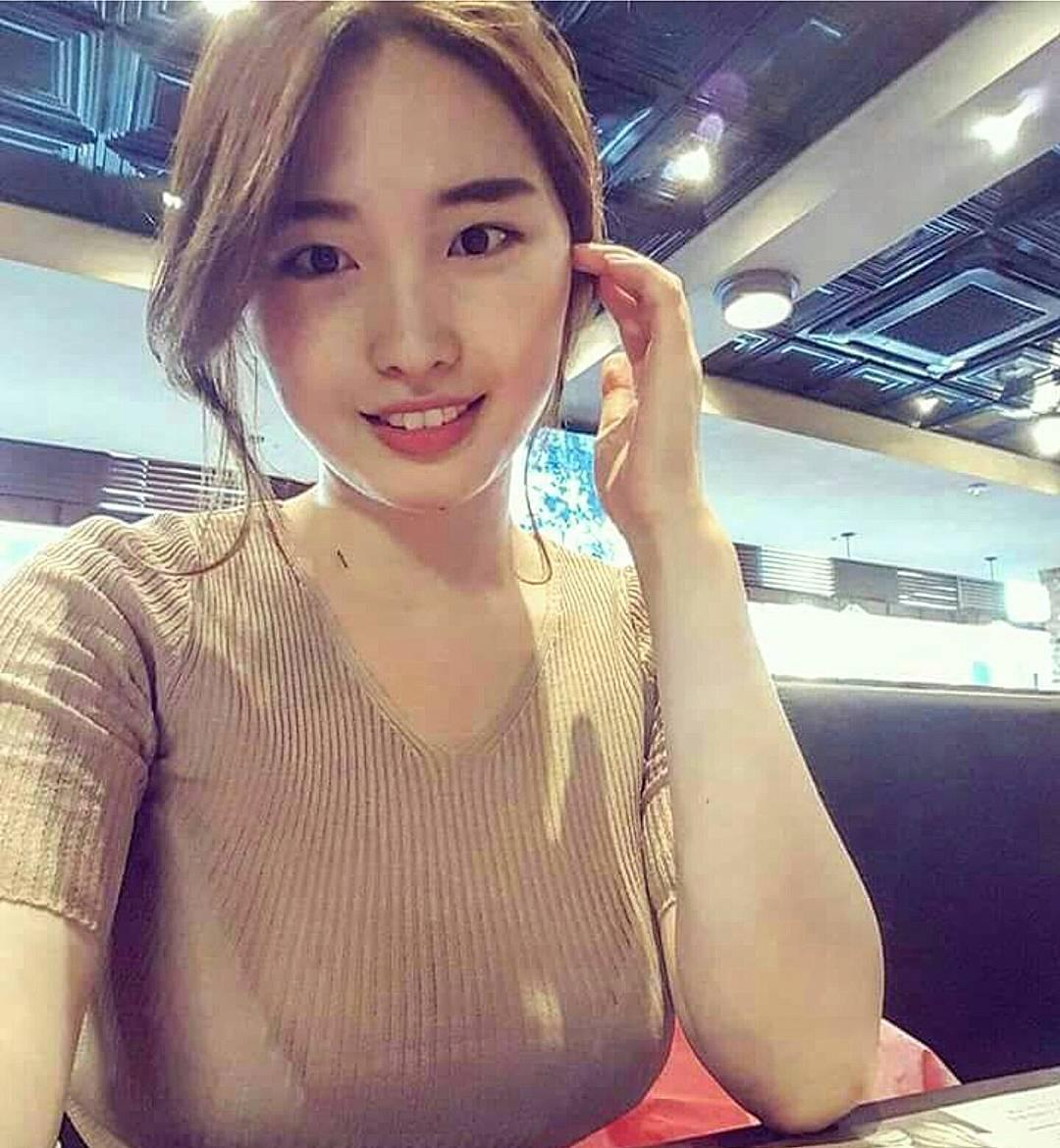 正妹Juasicko街头曲线现形！奔放的地心引力真的太沉重！
