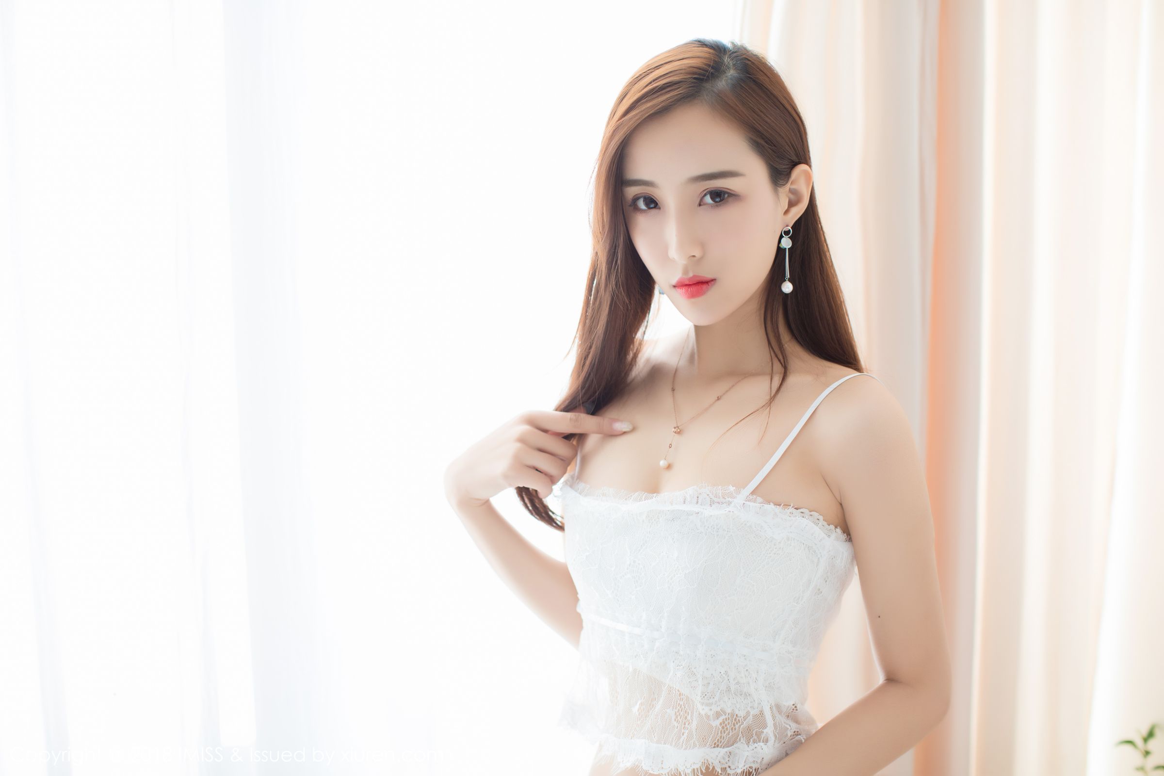 丽质美女猫宝首刊 丝袜美腿媚态十足