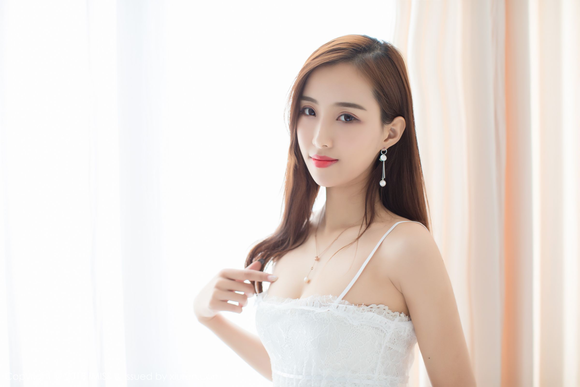 丽质美女猫宝首刊 丝袜美腿媚态十足