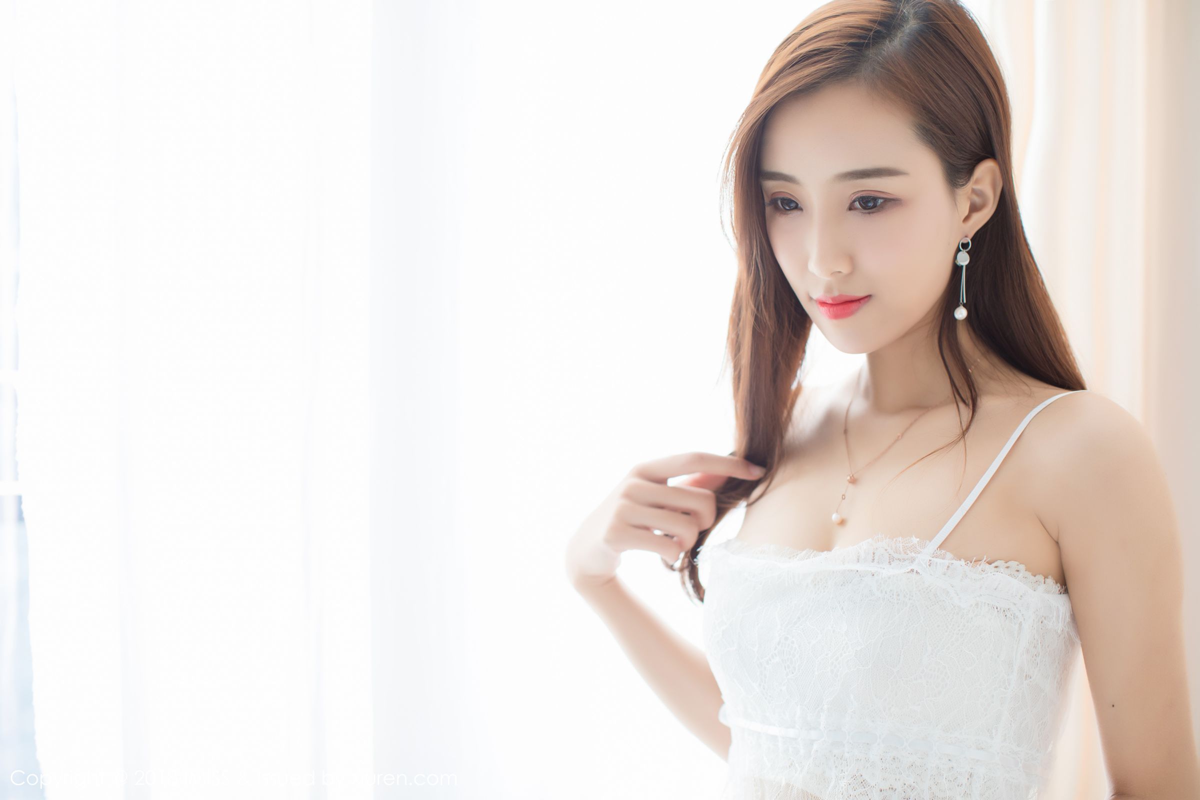 丽质美女猫宝首刊 丝袜美腿媚态十足