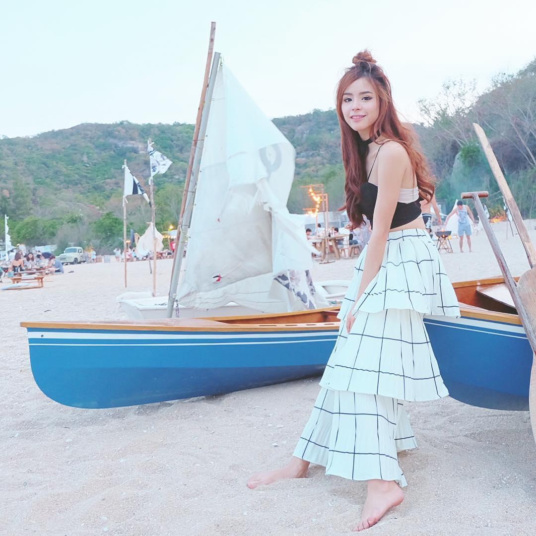 高颜值正妹「根本真人芭比」！惊人曲线下还隐藏「性感深沟」！