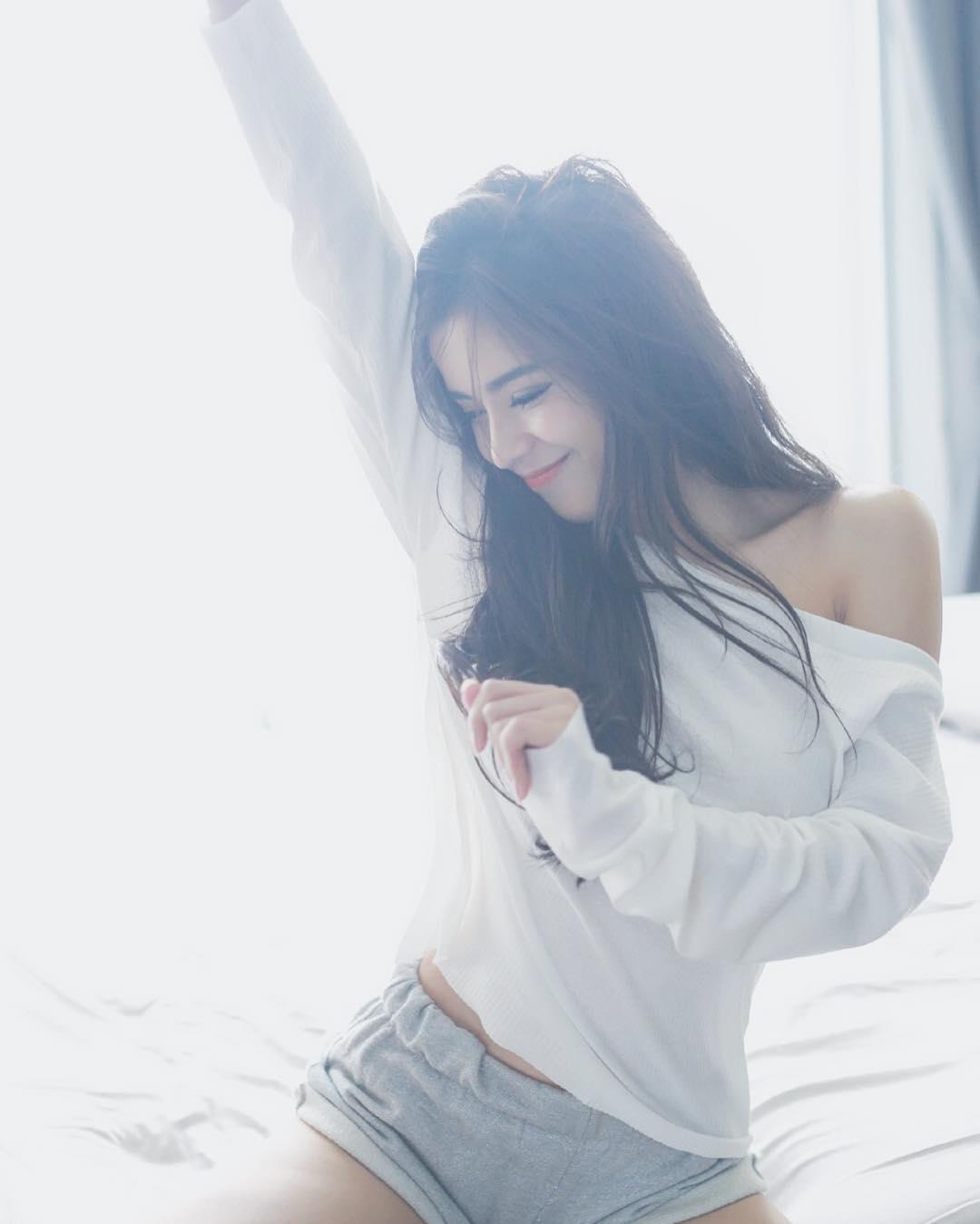 高颜值正妹「根本真人芭比」！惊人曲线下还隐藏「性感深沟」！