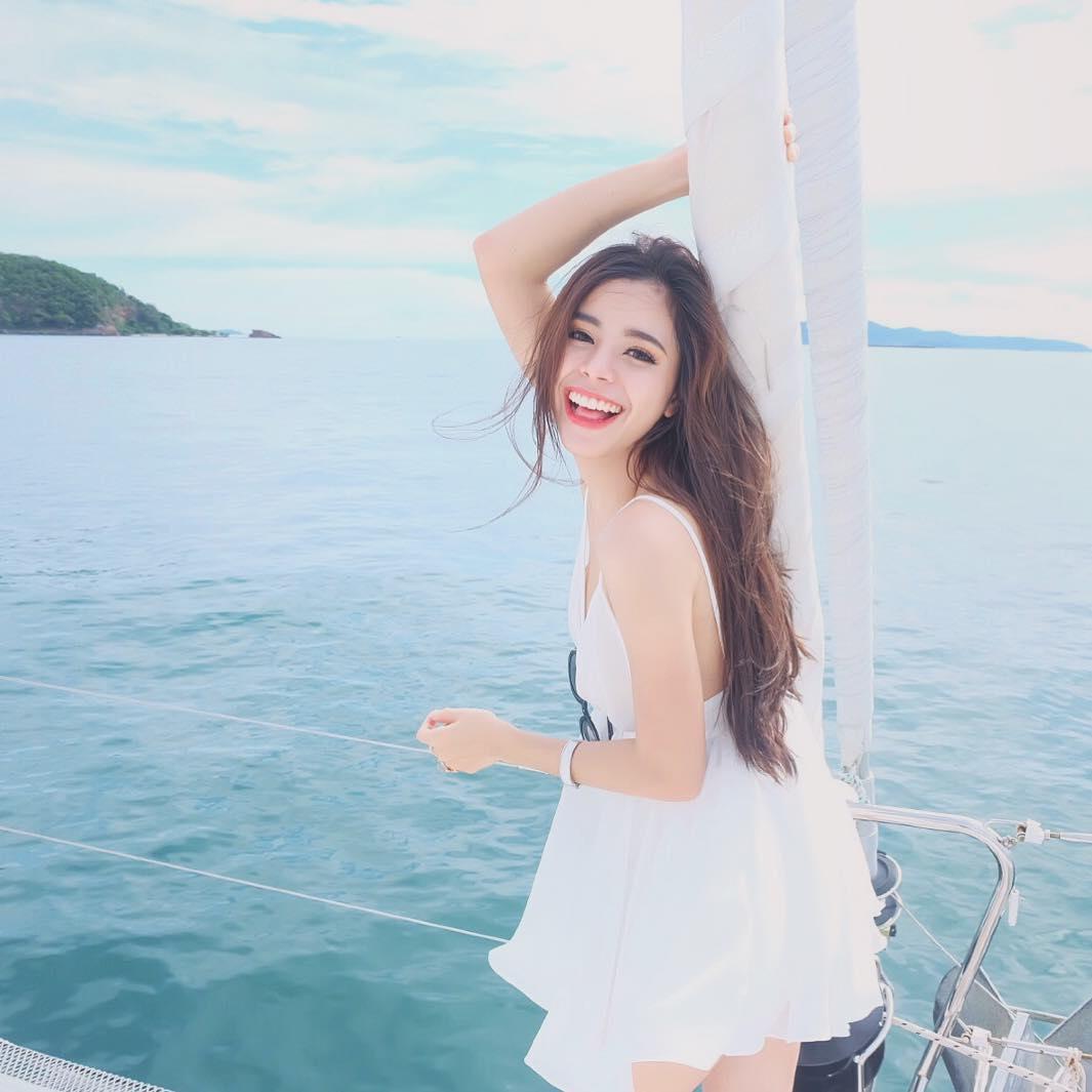 高颜值正妹「根本真人芭比」！惊人曲线下还隐藏「性感深沟」！