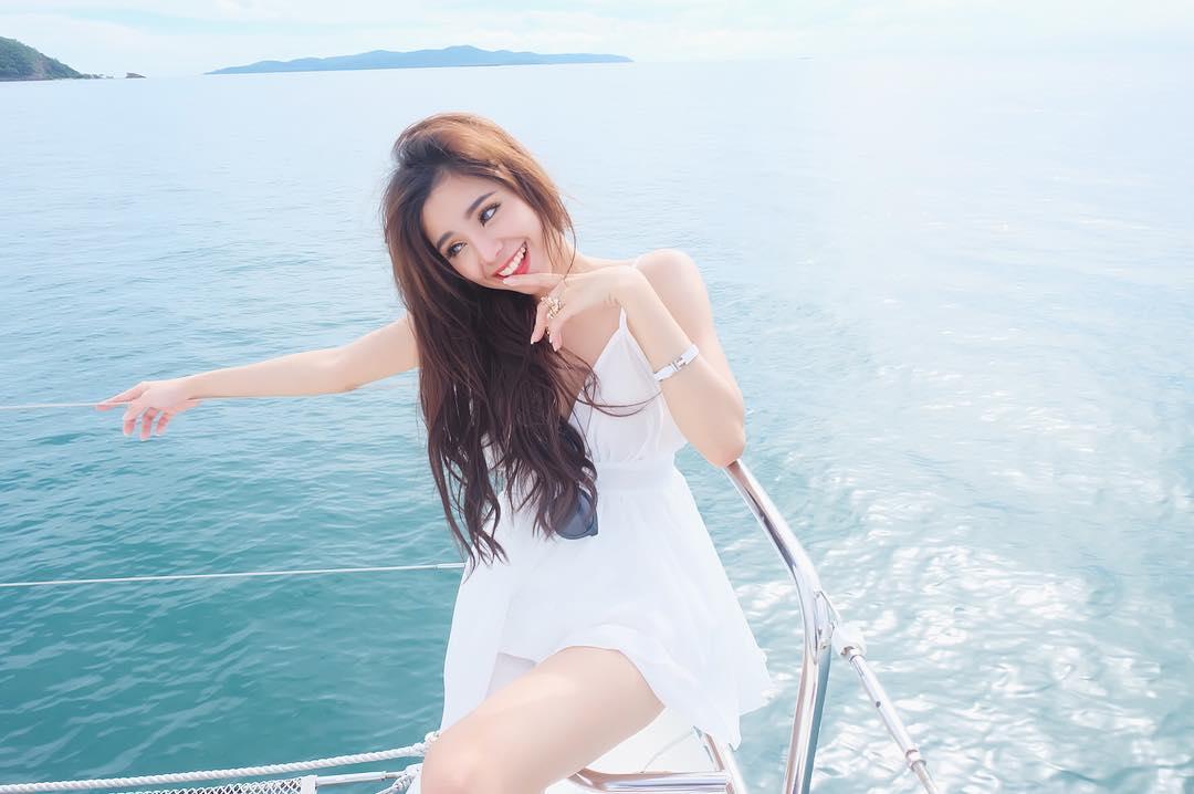 高颜值正妹「根本真人芭比」！惊人曲线下还隐藏「性感深沟」！