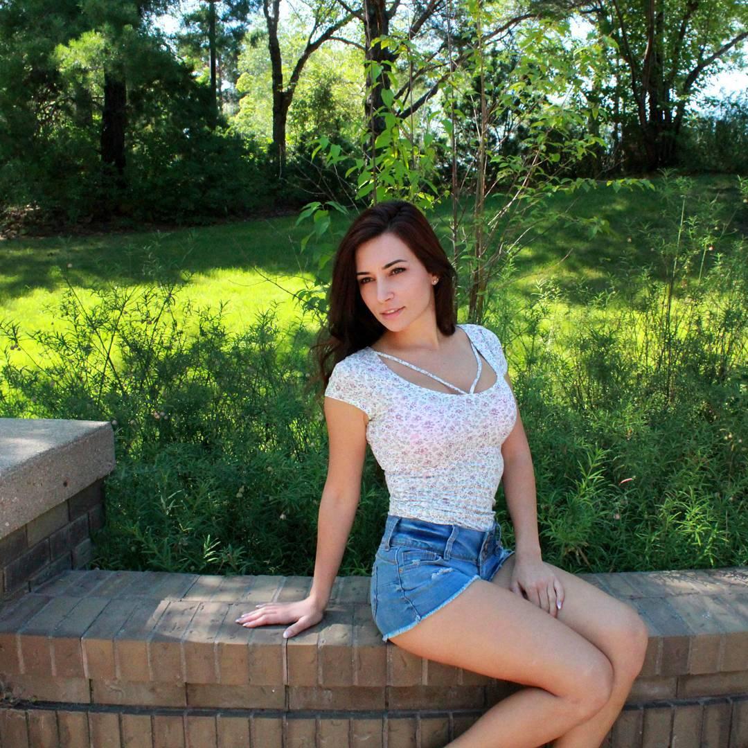 想一起激战！电玩直播妹「Alinity Divine」清新自然清新养眼性感骨感气质极品比基尼肉感 Alinity Divine女神私房照_秀色女神