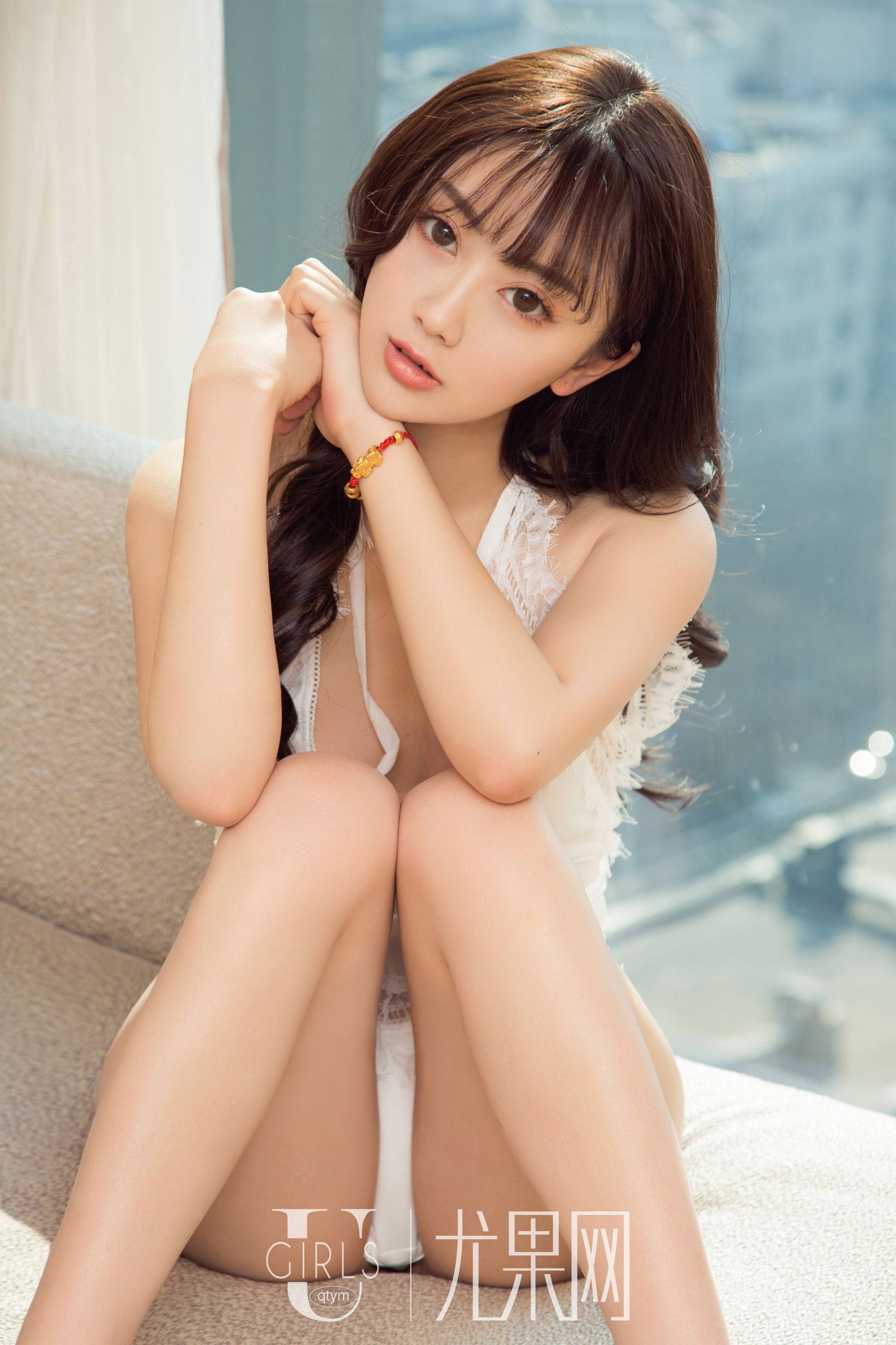 尤果新女神Sara 齐腰卷发帅气十足