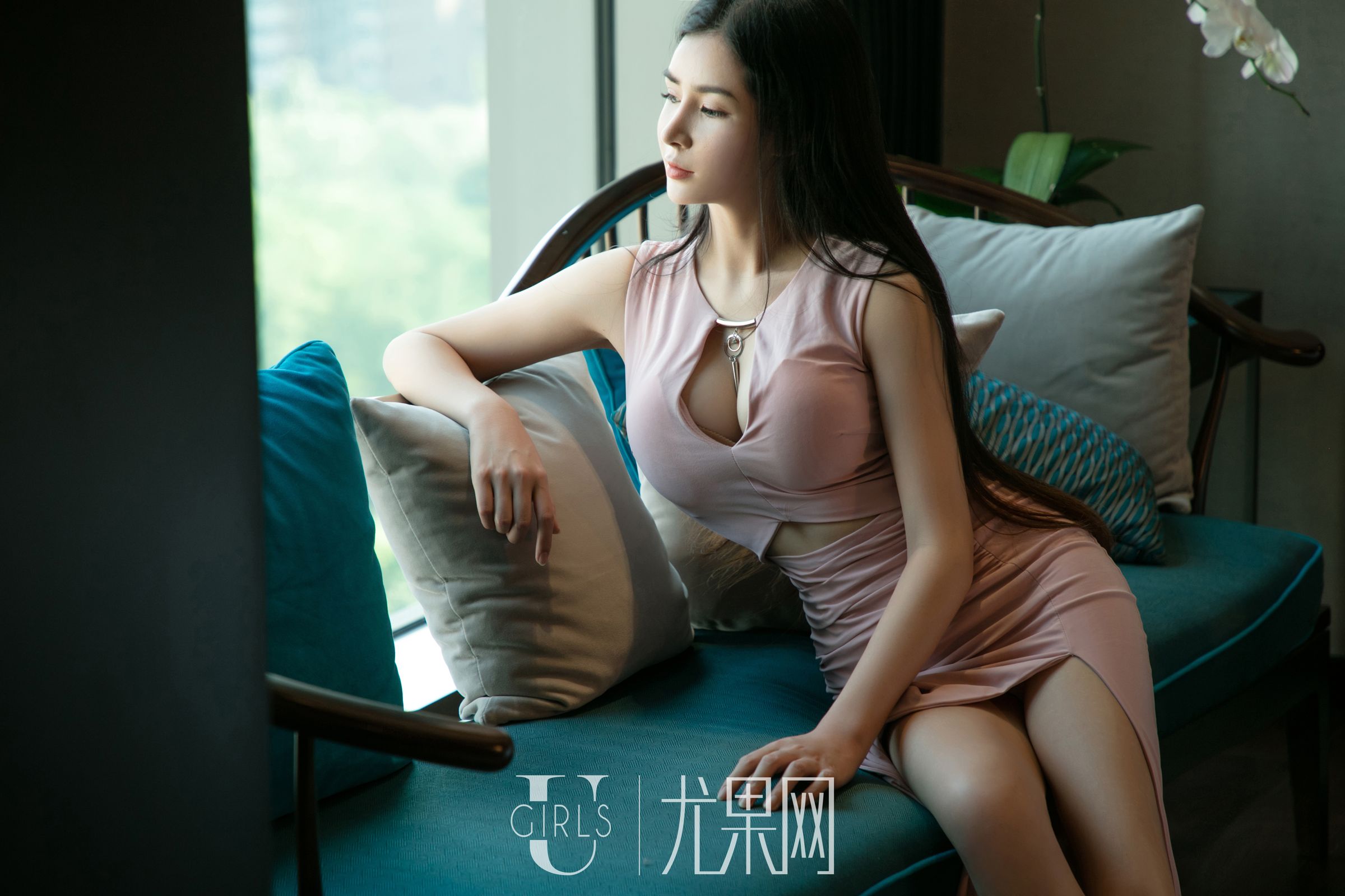 小野猫的午后时光 黑色蕾丝白色连衣裙