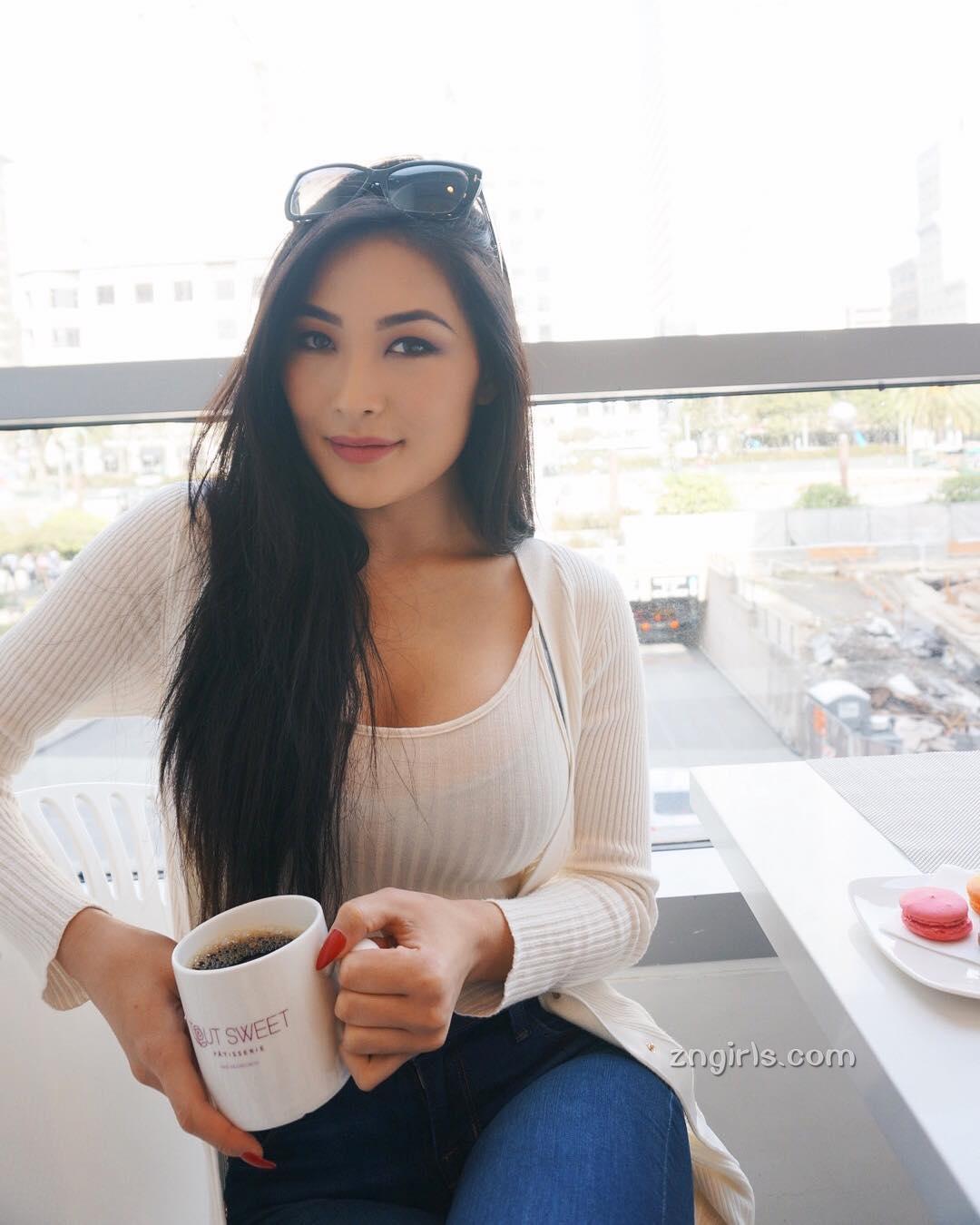 混血就是正！Ana Dari的完美曲线把空姐都比下去了