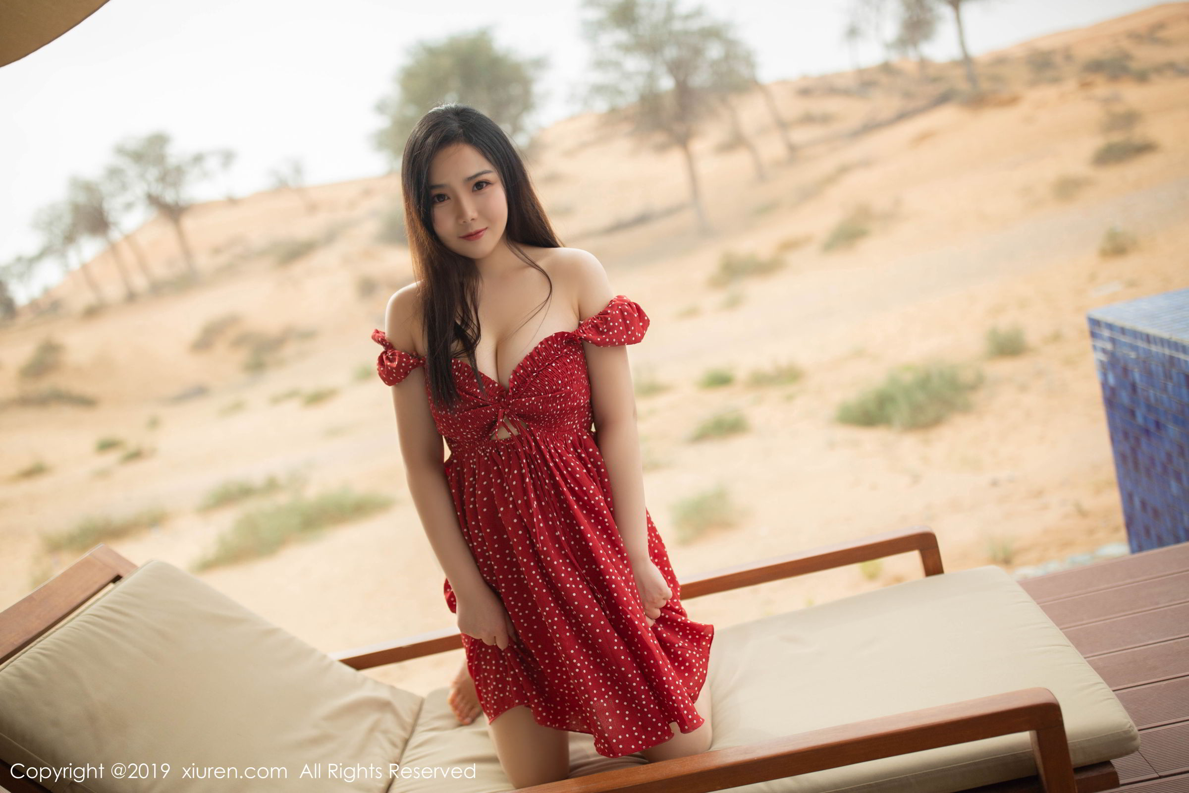 红裙美女徐微微 沙漠泳池色香味俱全