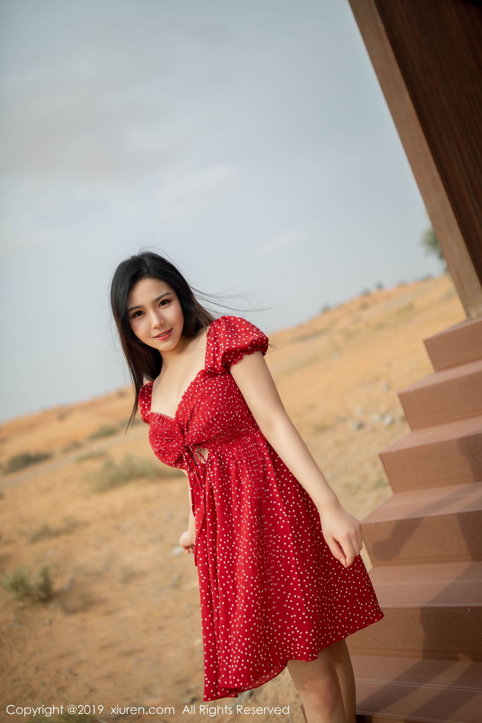 红裙美女徐微微 沙漠泳池色香味俱全