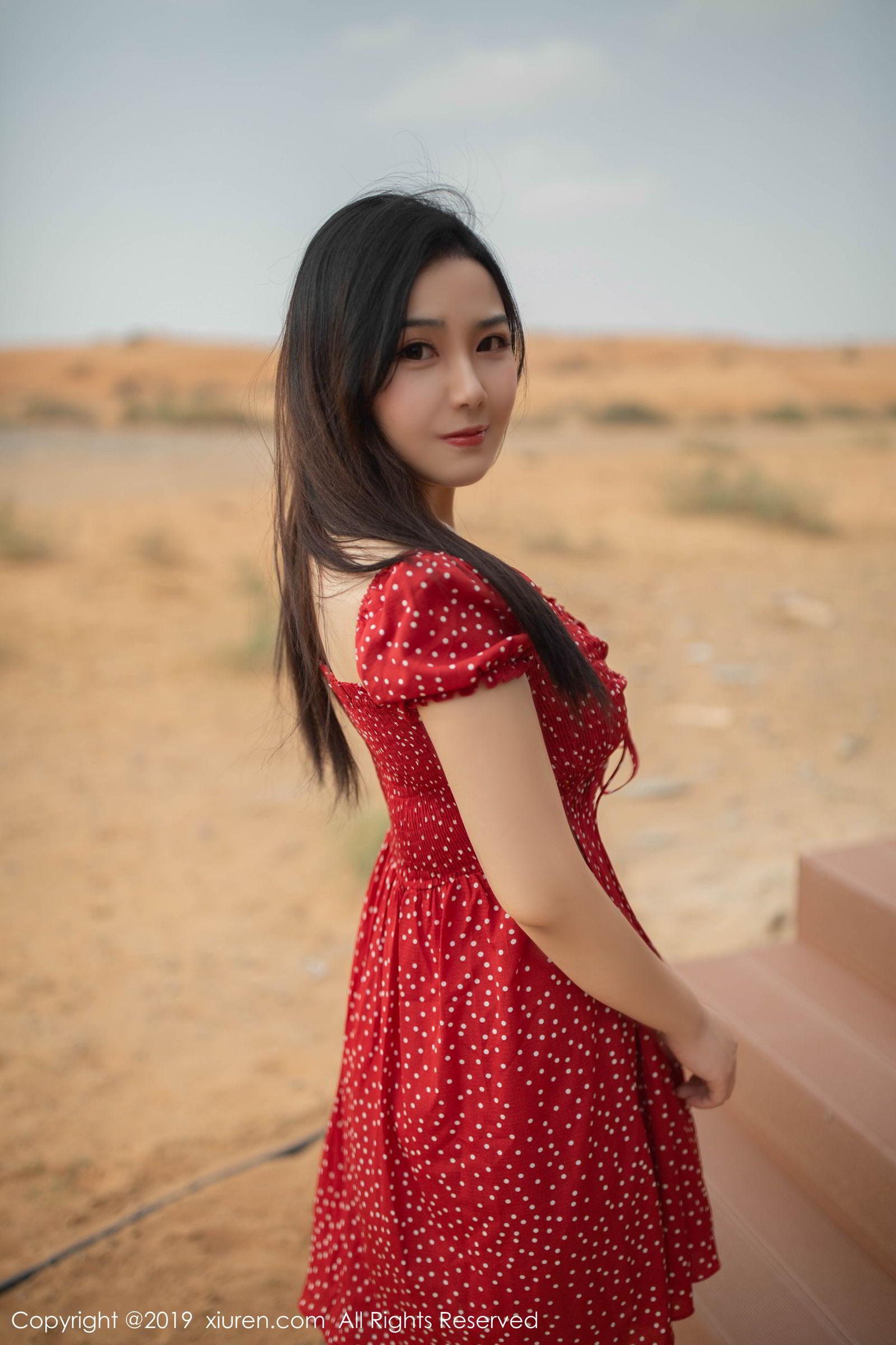 红裙美女徐微微 沙漠泳池色香味俱全