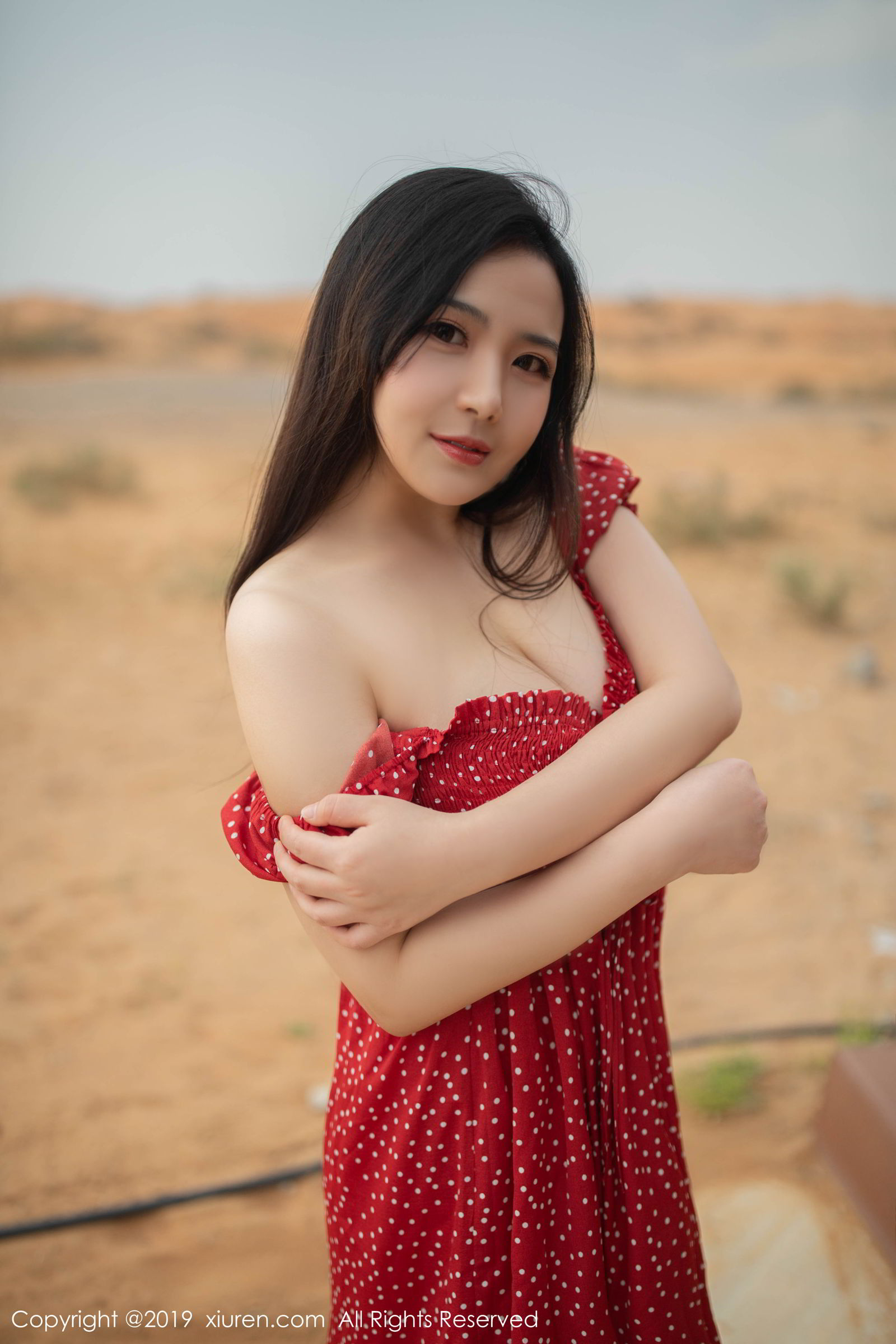 红裙美女徐微微 沙漠泳池色香味俱全