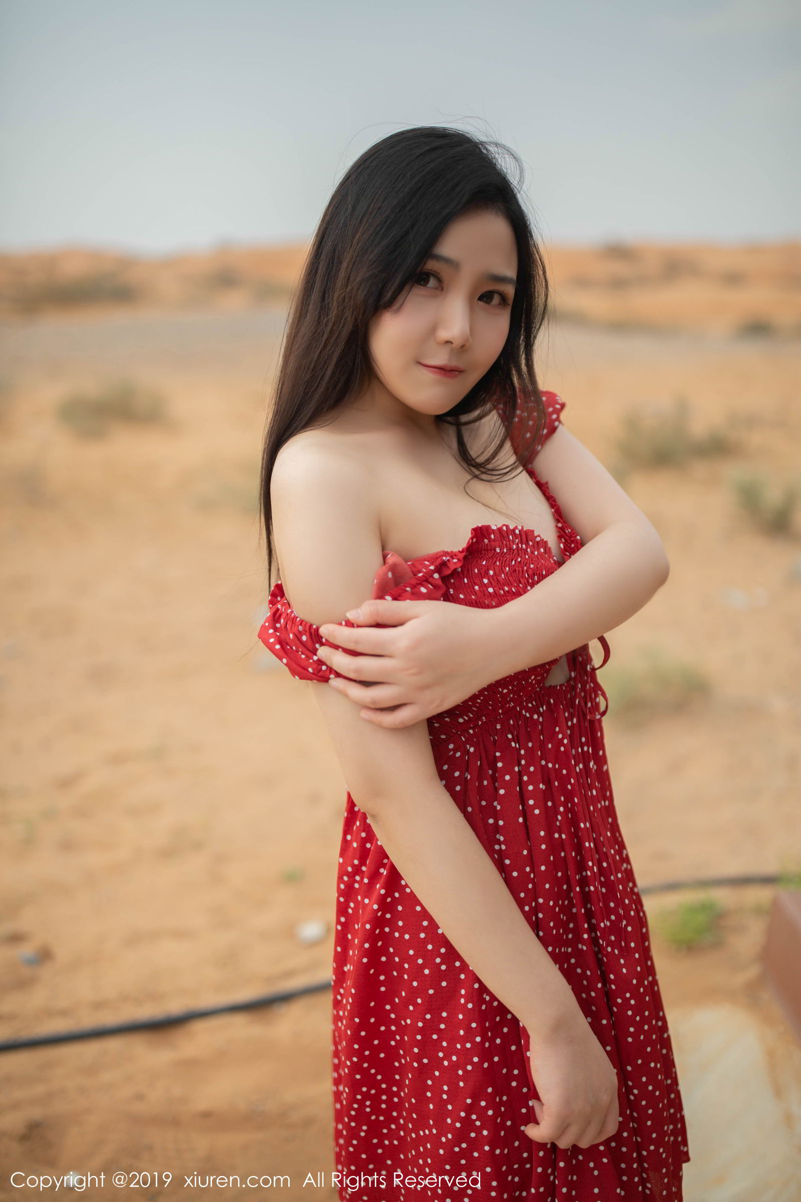 红裙美女徐微微 沙漠泳池色香味俱全