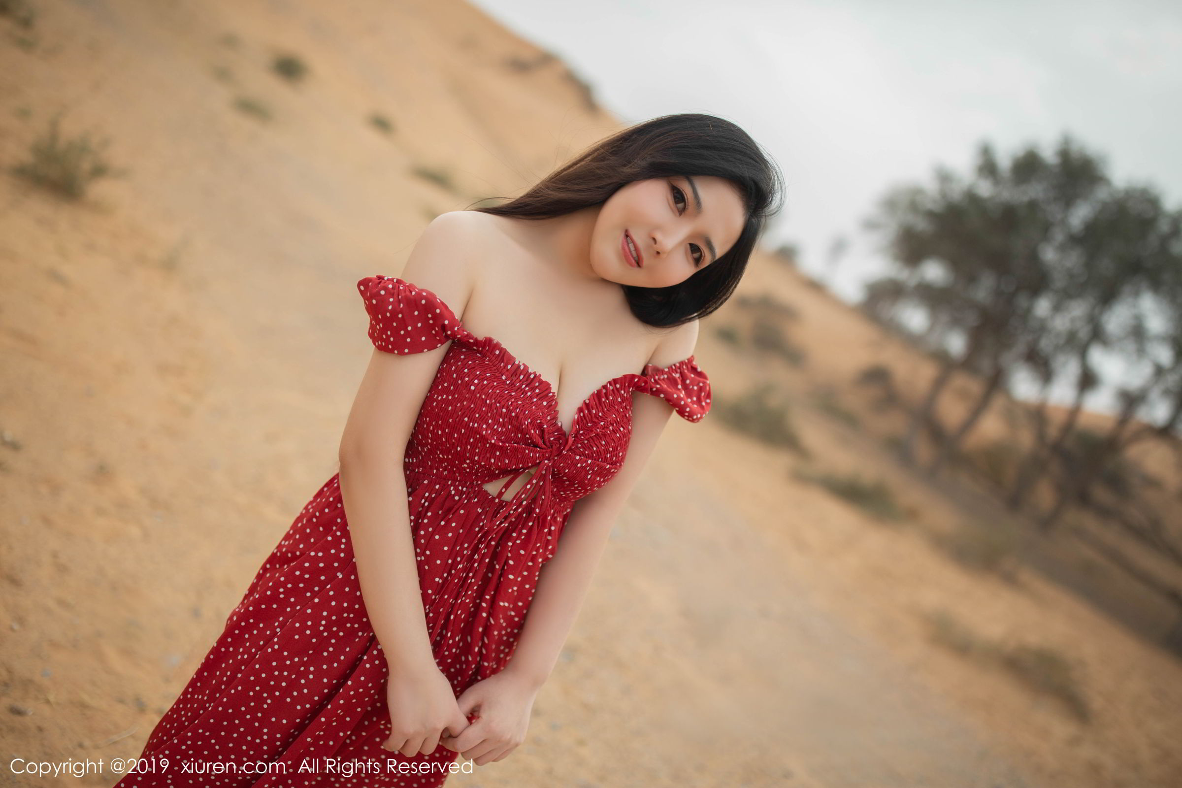 红裙美女徐微微 沙漠泳池色香味俱全