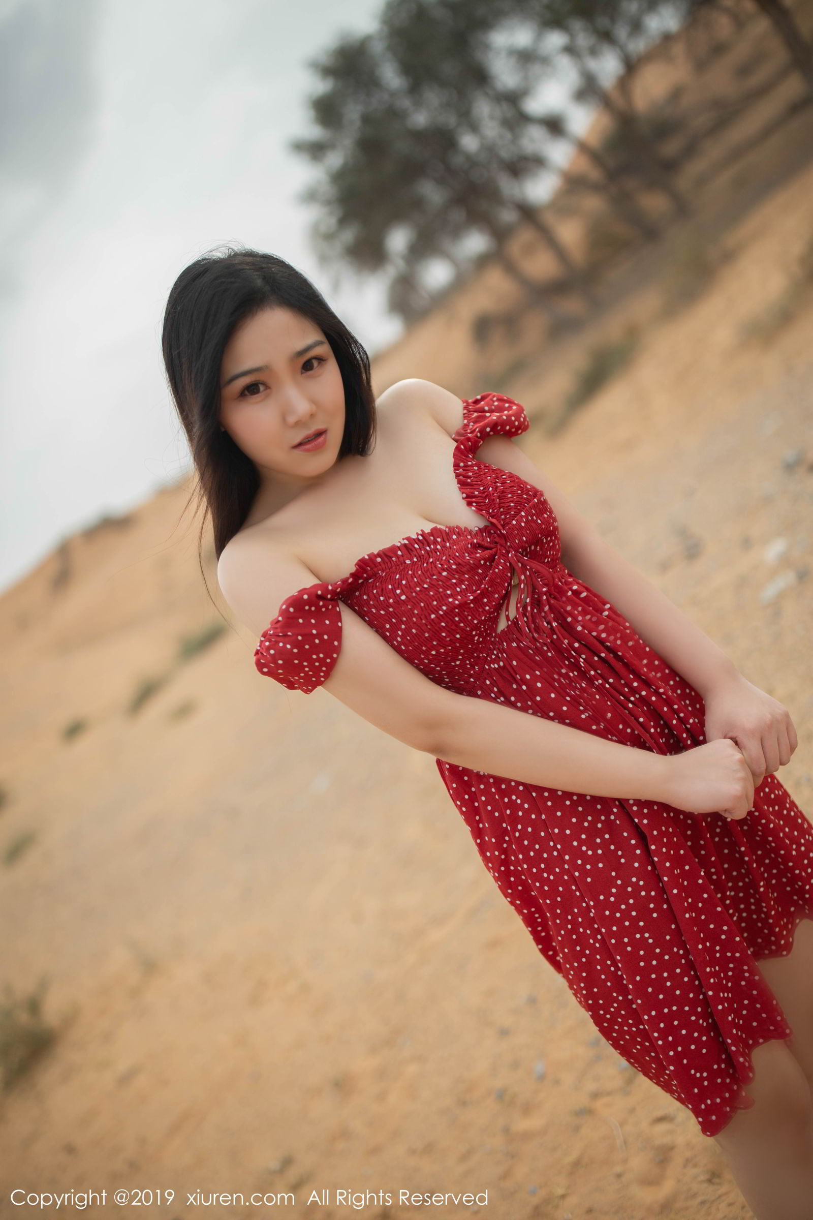 红裙美女徐微微 沙漠泳池色香味俱全