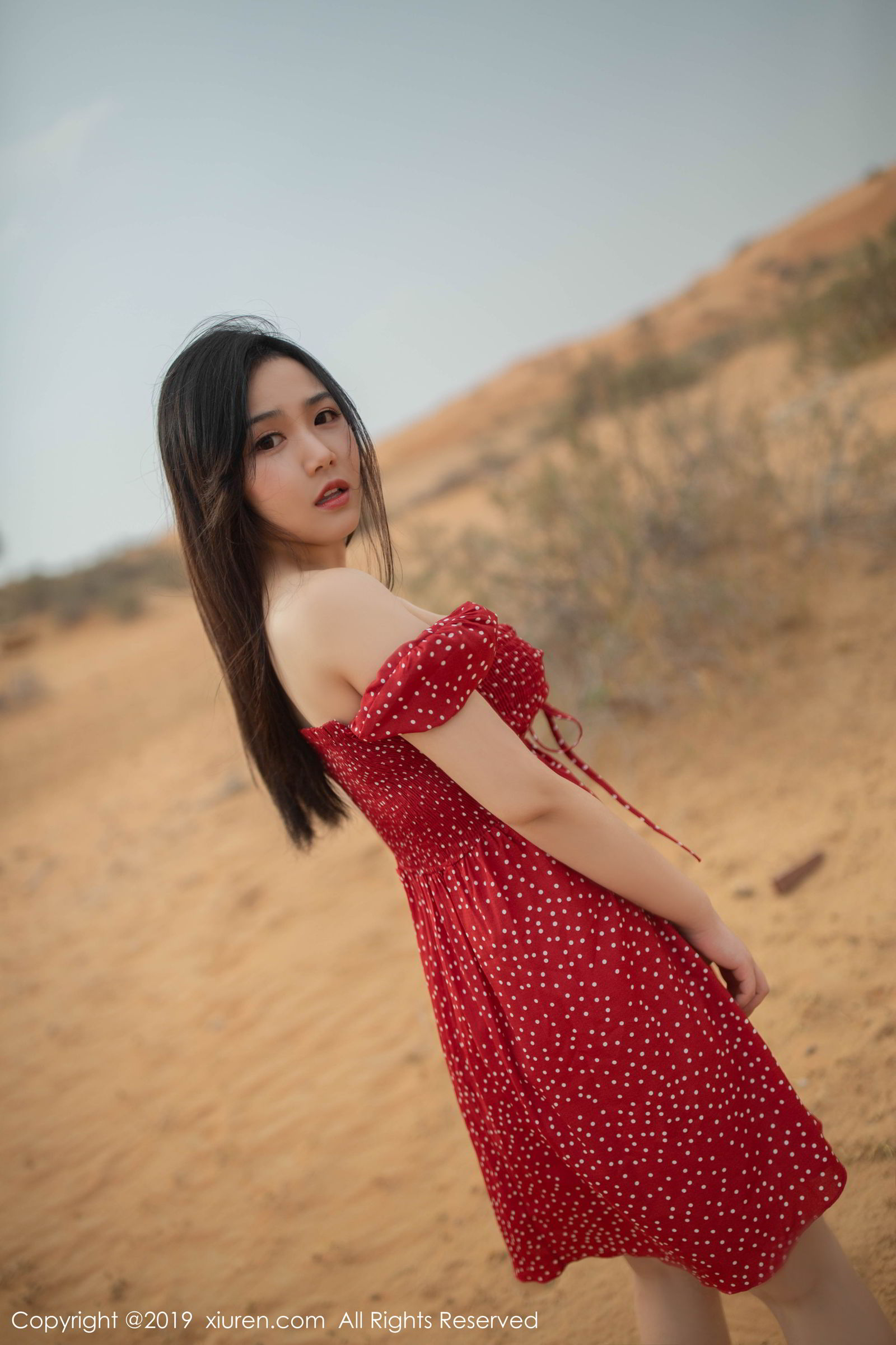 红裙美女徐微微 沙漠泳池色香味俱全