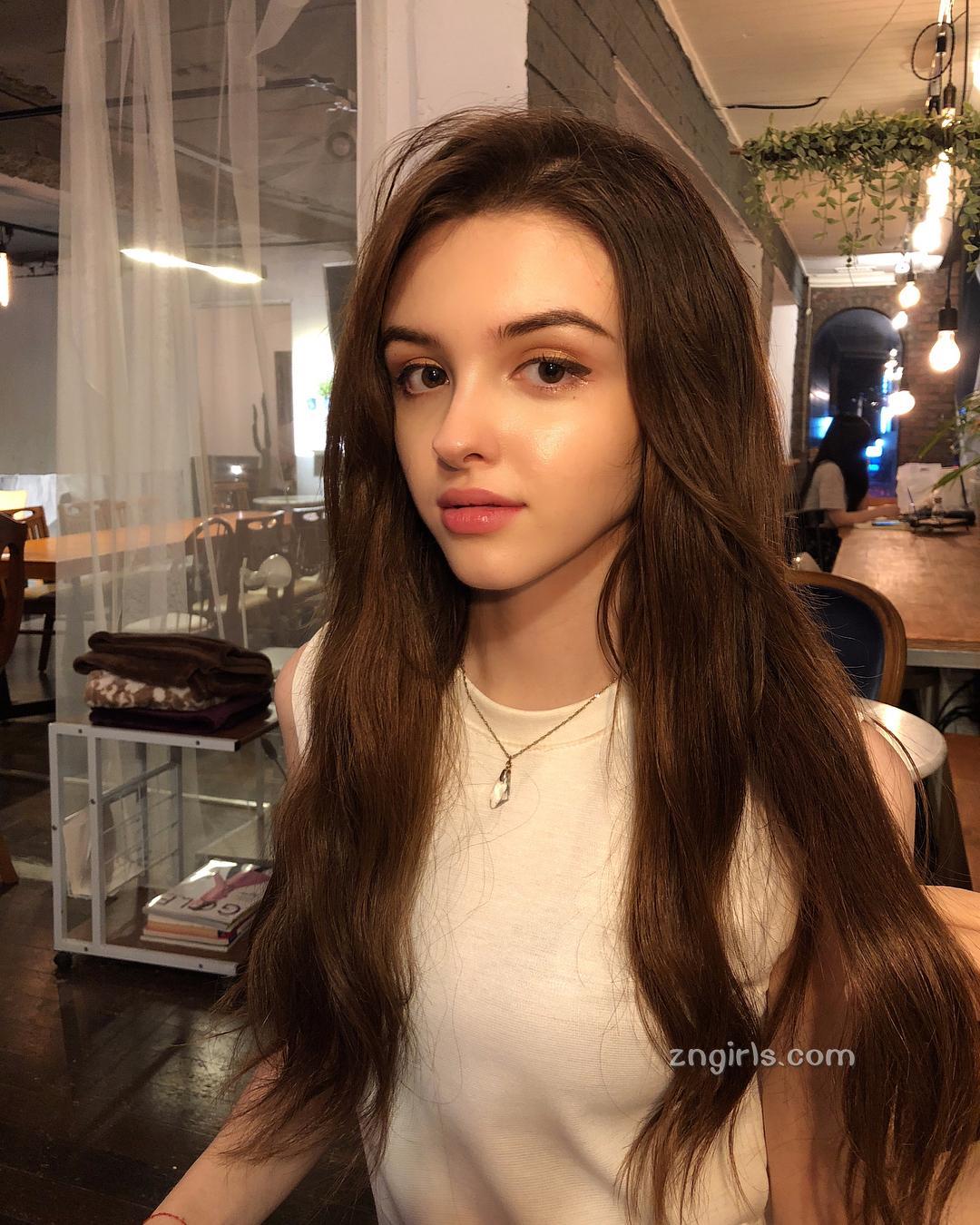 当中亚美女遇上韩式打扮Karimova Elina
