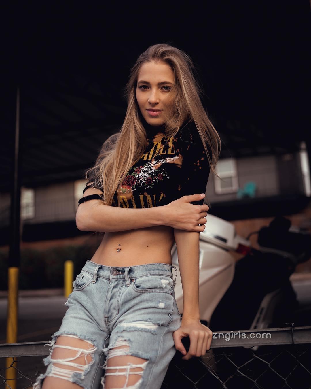 Amanda Spain Butts- 上衣太小件！「甜心正妹」上围总是紧紧的