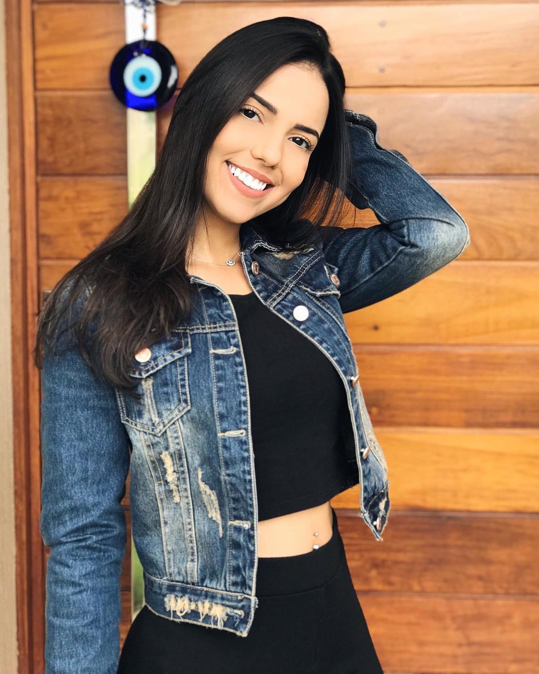 Victoria Passos- 巴西很潮湿 甜笑好身材