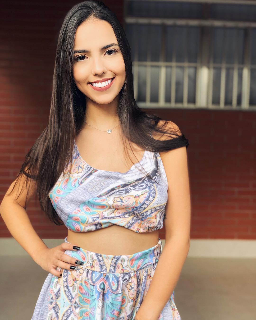 Victoria Passos- 巴西很潮湿 甜笑好身材