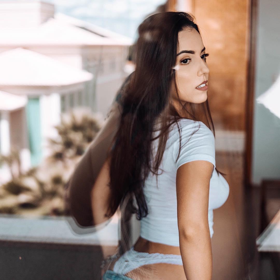 Victoria Passos- 巴西很潮湿 甜笑好身材