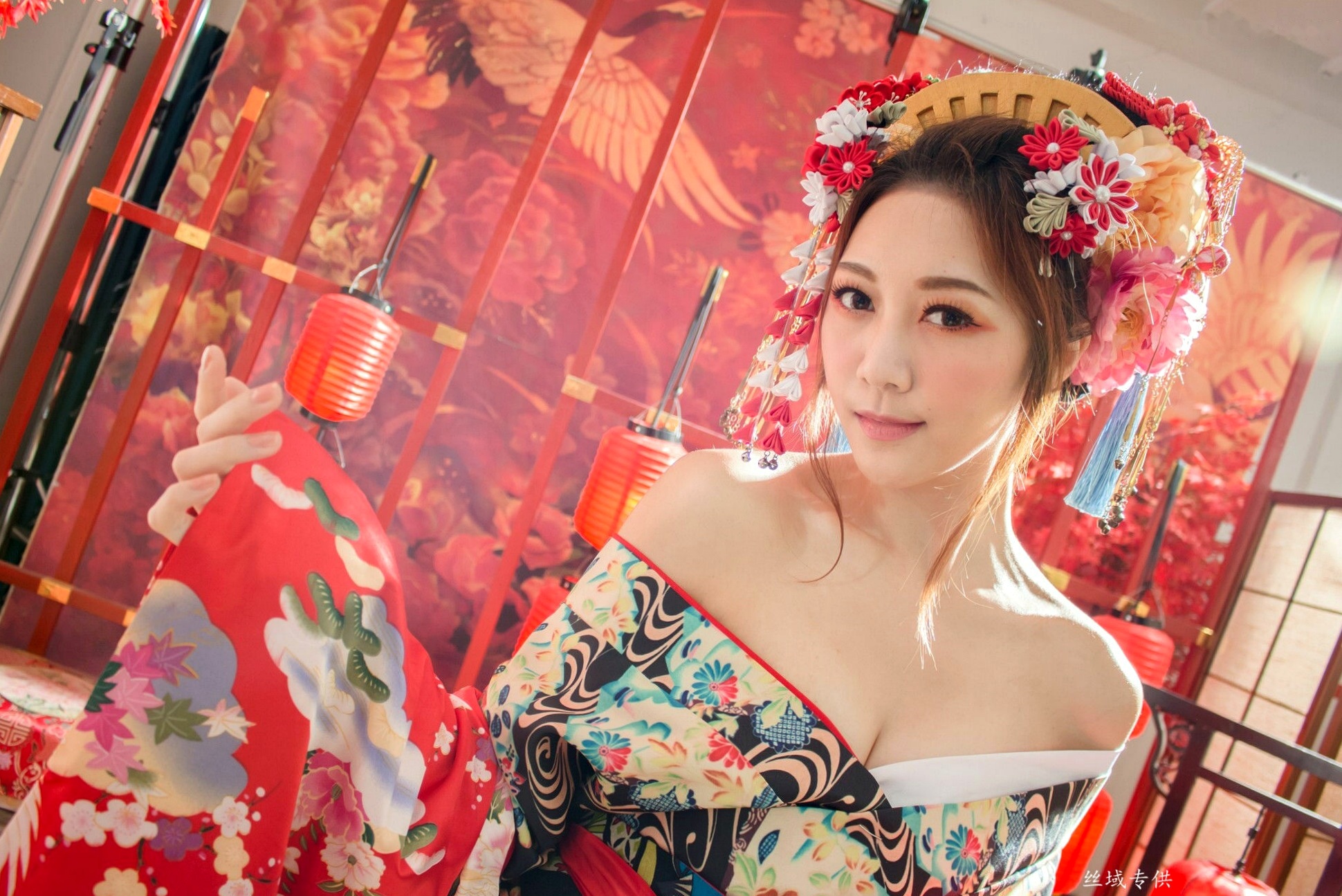 Gallery - 台湾正妹彭琁写真集：娇艳华丽花魁与纯欲风护士双重视觉冲击，角色扮演特色写真合辑台湾制服角色扮演护士性感 彭琁女神私房照_秀色女神 - image 1
