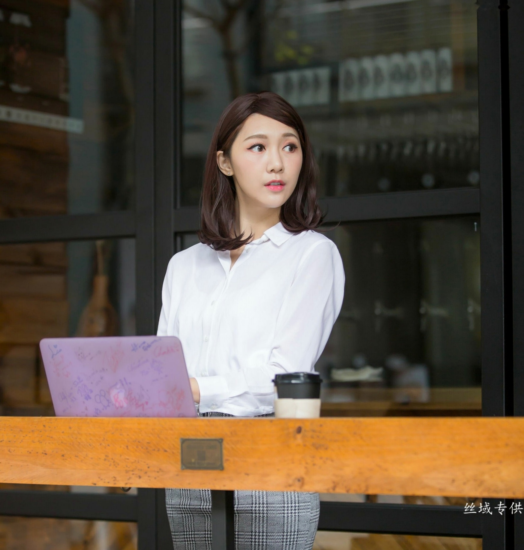 Gallery - 台湾正妹彭琁信义区职场风写真，OL制服诱惑与时尚穿搭街拍特辑台湾气质街拍女神 彭琁女神私房照_秀色女神 - image 25