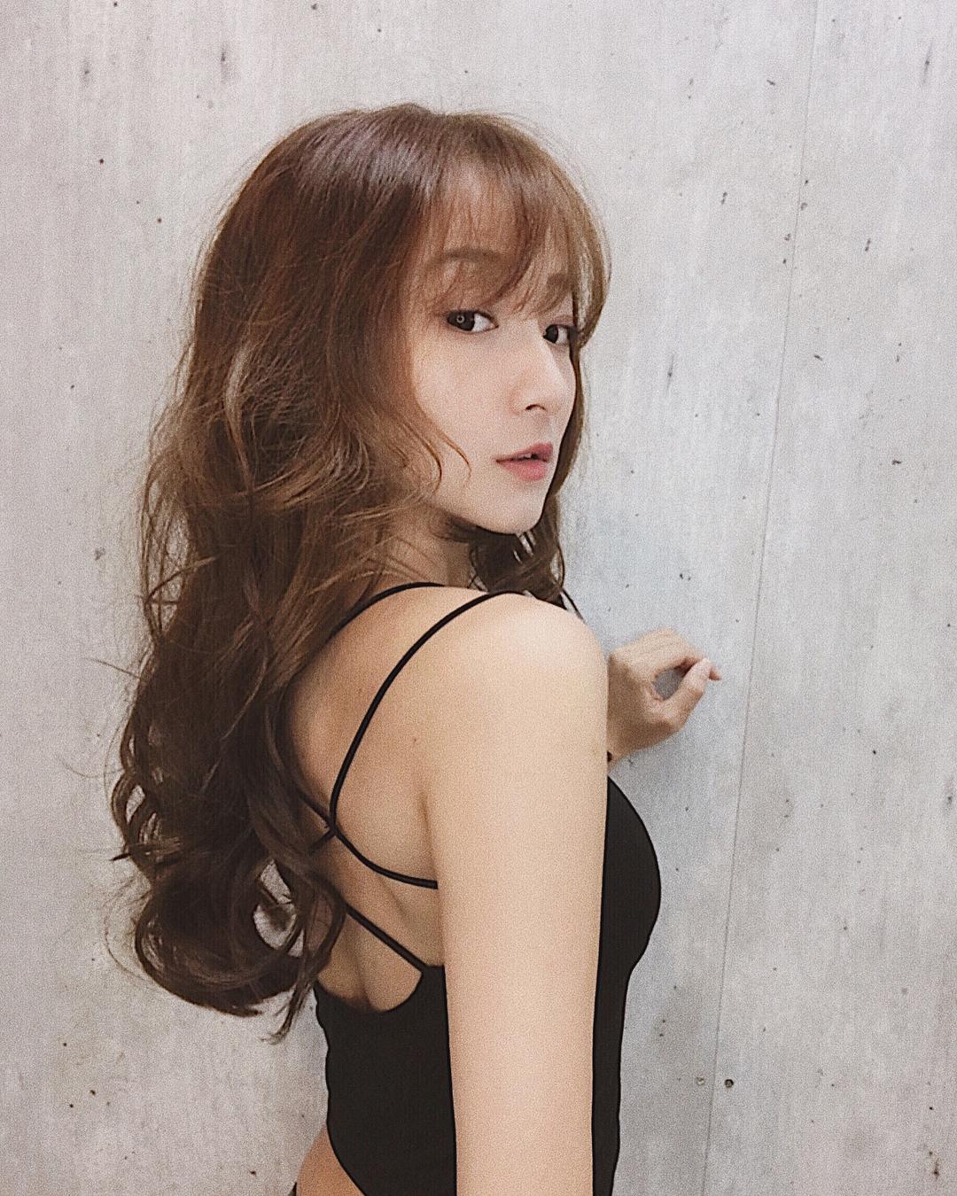正妹江晏宁浮潜抓海胆，泳装太美网友分心