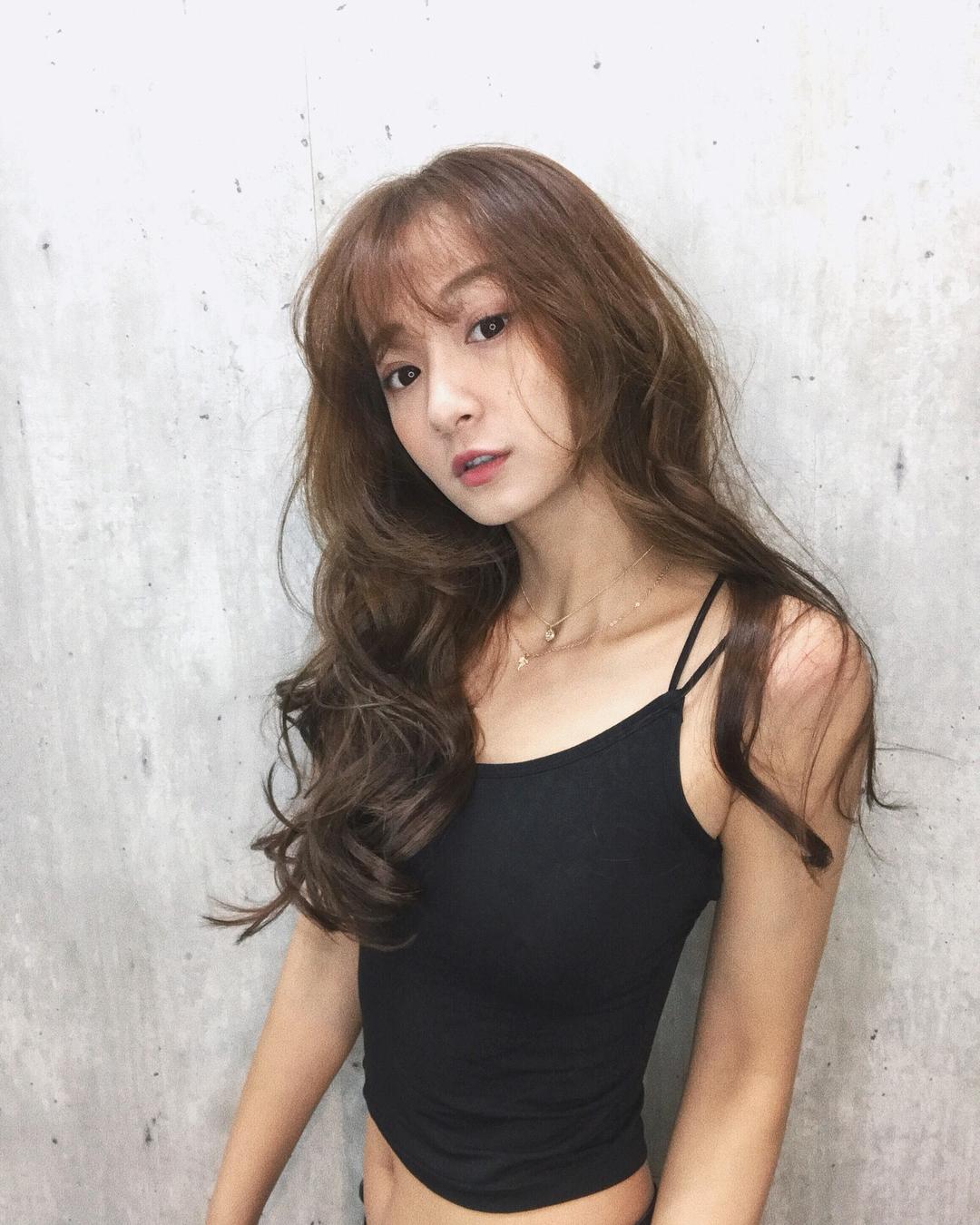 正妹江晏宁浮潜抓海胆，泳装太美网友分心