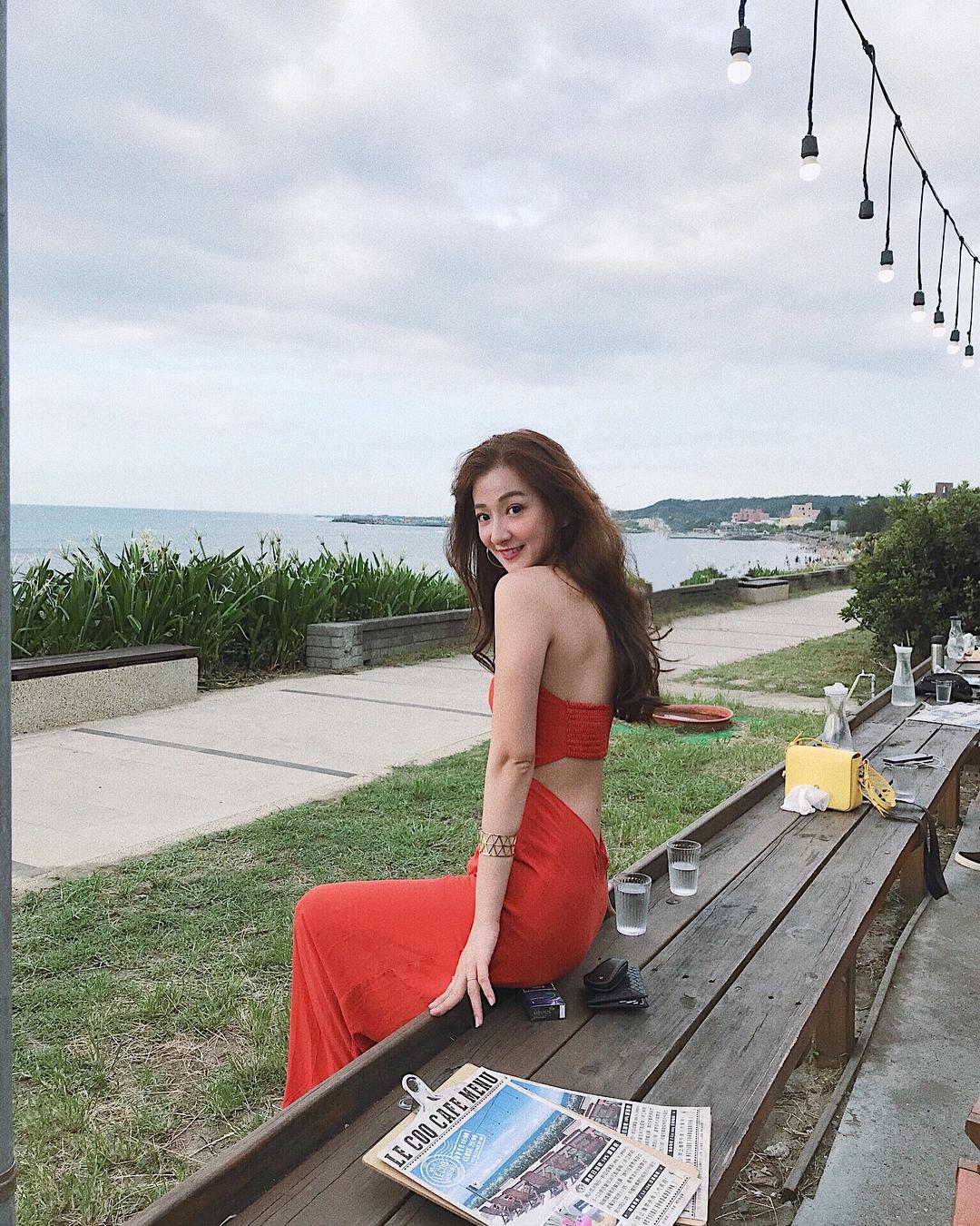 正妹江晏宁浮潜抓海胆，泳装太美网友分心