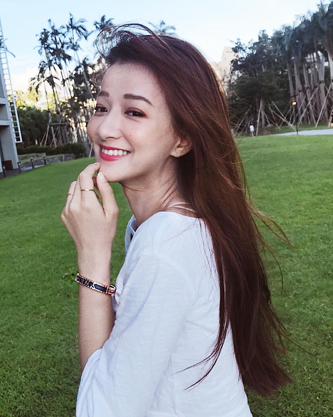 正妹江晏宁浮潜抓海胆，泳装太美网友分心