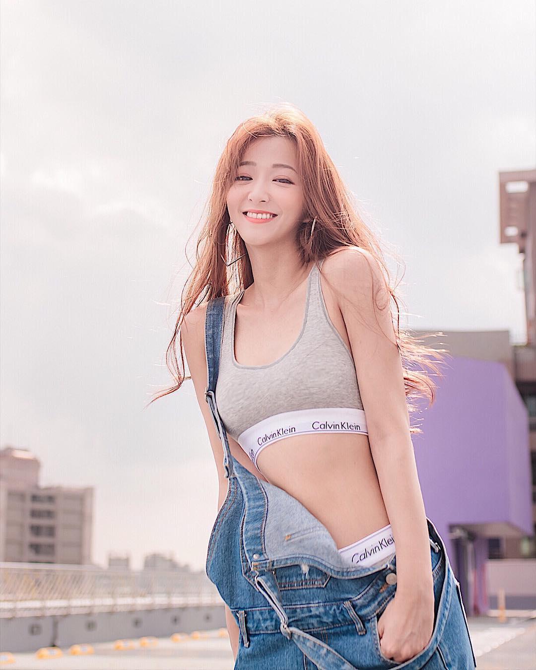 正妹江晏宁浮潜抓海胆，泳装太美网友分心
