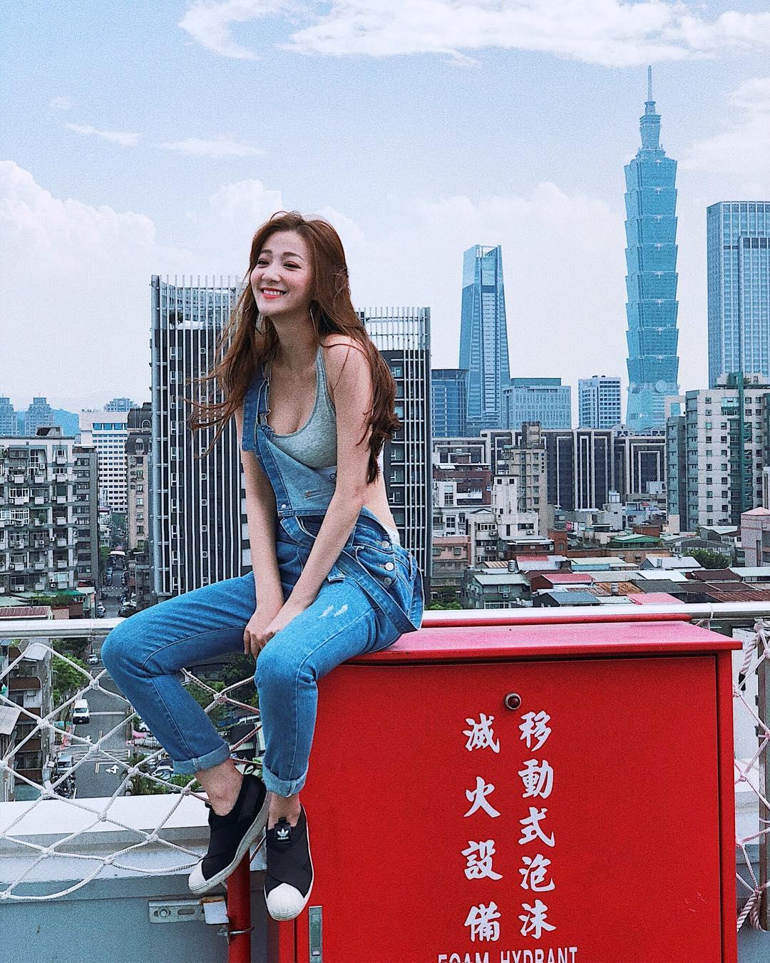 正妹江晏宁浮潜抓海胆，泳装太美网友分心