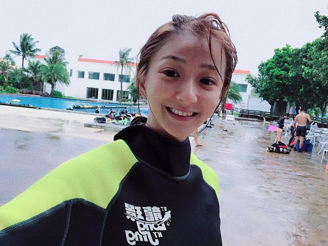 正妹江晏宁浮潜抓海胆，泳装太美网友分心