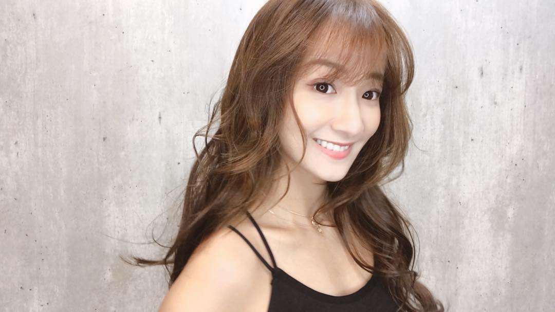 正妹江晏宁浮潜抓海胆，泳装太美网友分心