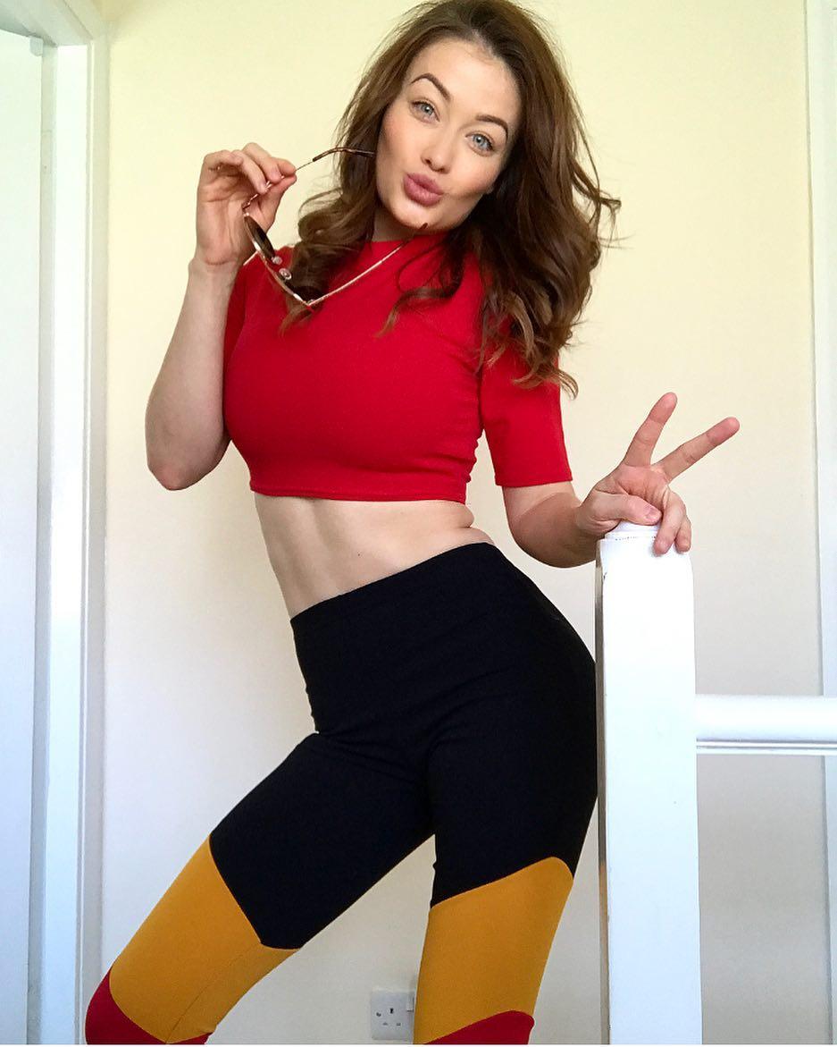 Jess Impiazzi- 辣模戏水泳装难遮酥胸